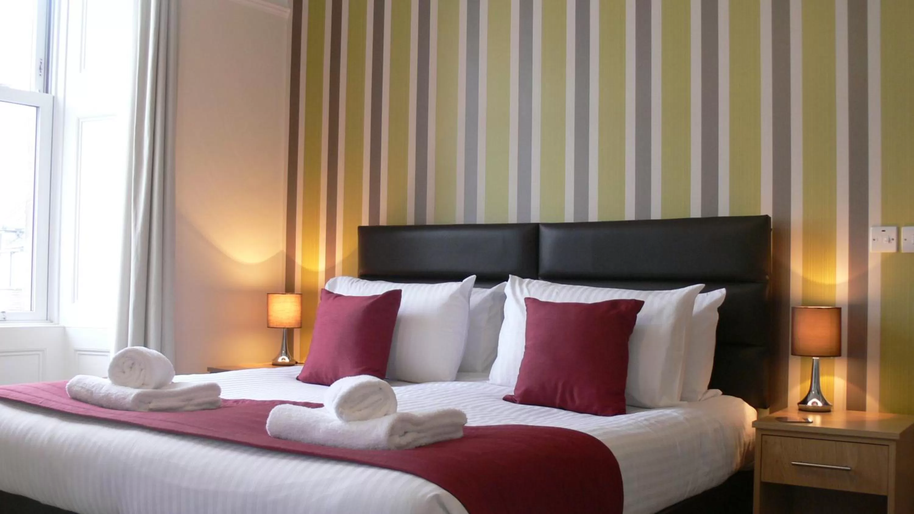 Bed in The Home Arms Guesthouse