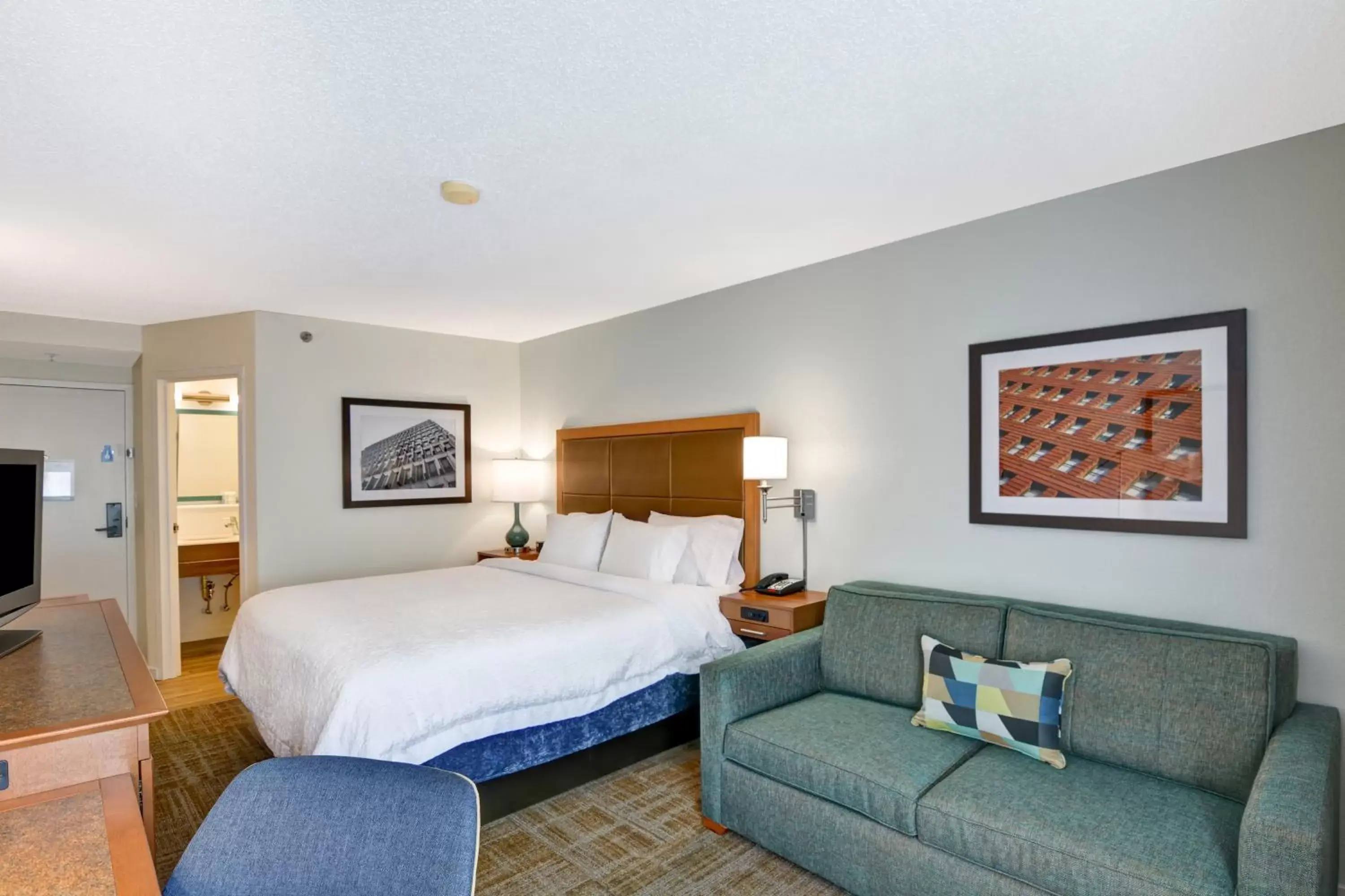 Photo of the whole room, Bed in Hampton Inn Columbia-I-26 Airport