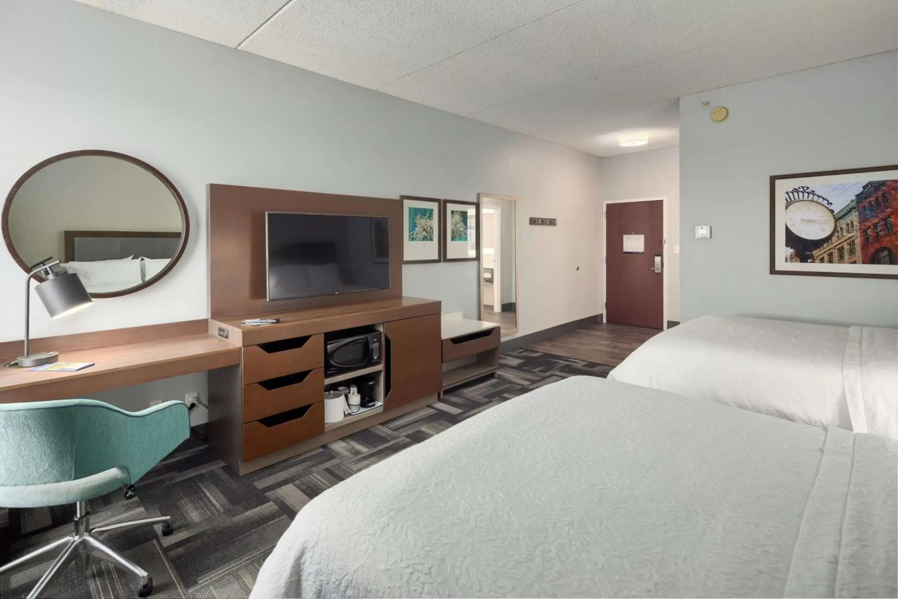 Bedroom, TV/Entertainment Center in Hampton Inn Louisville Northeast