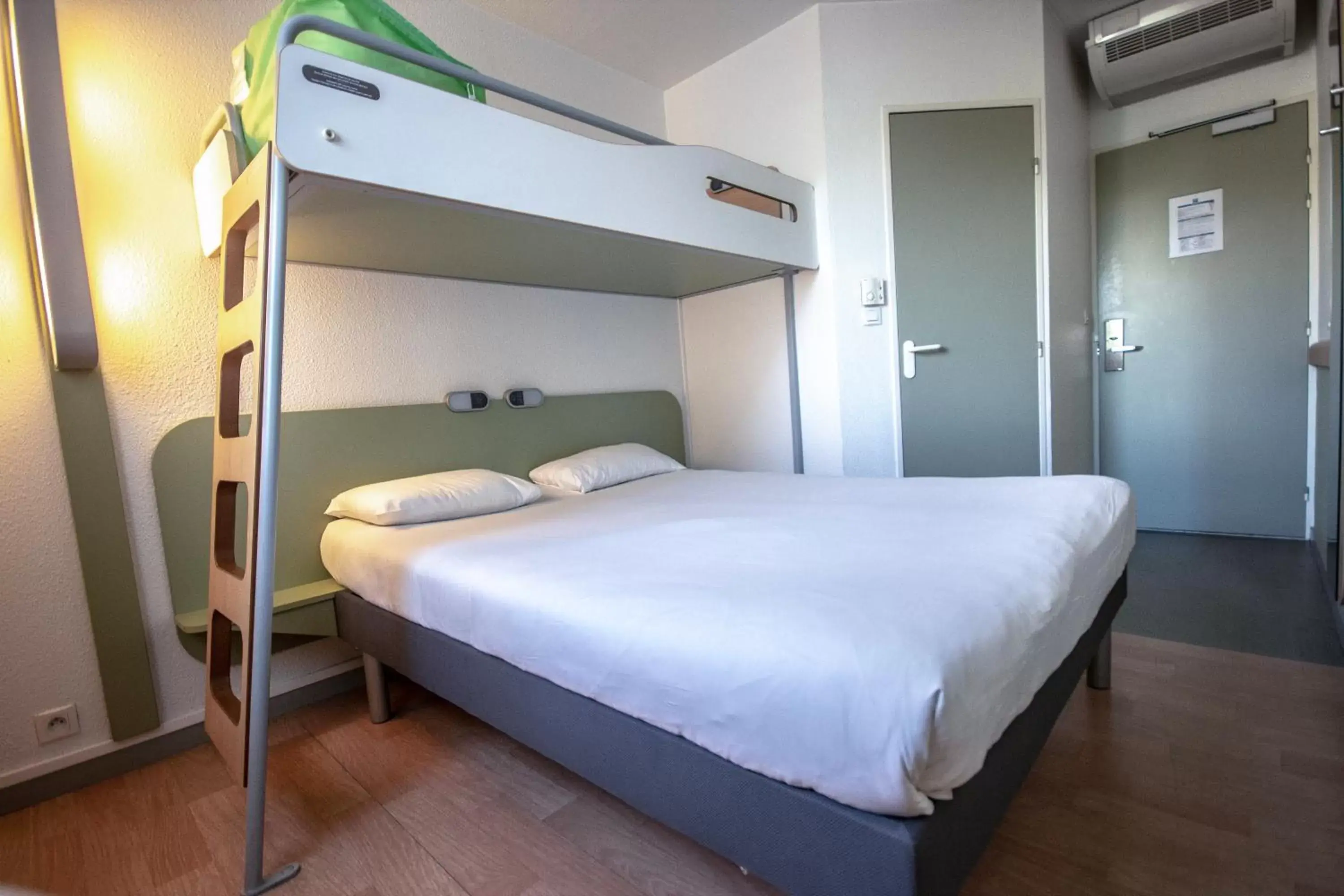 Photo of the whole room, Bunk Bed in ibis budget Bordeaux Sud