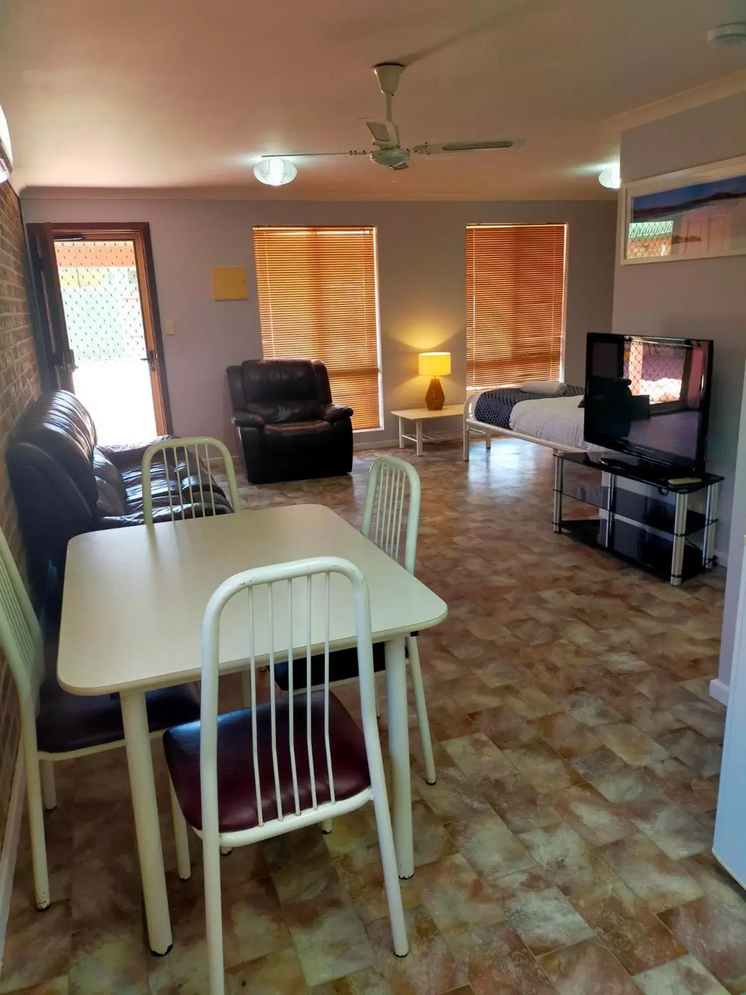 Living room, TV/Entertainment Center in Bayview Motel