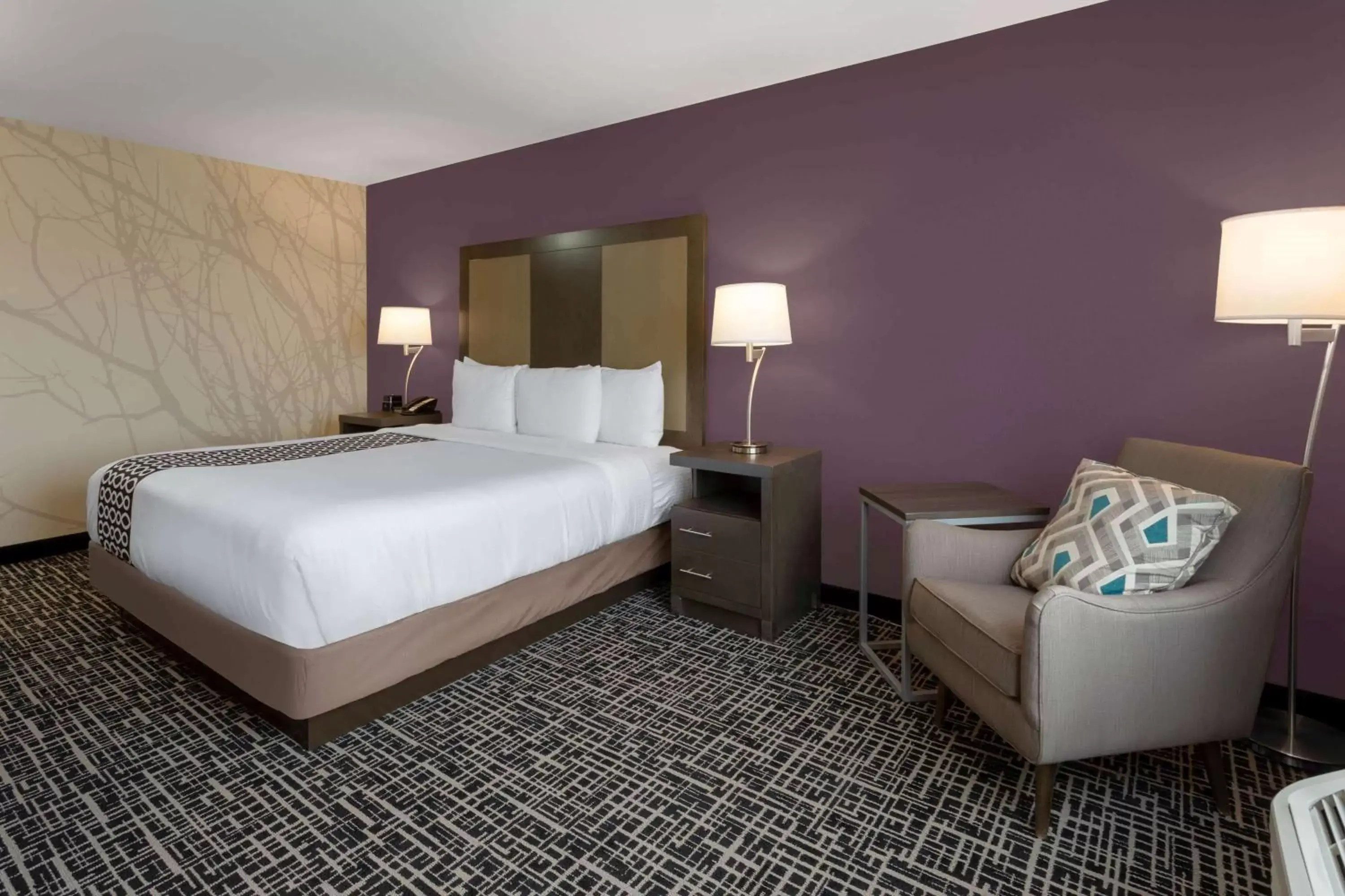 Photo of the whole room, Bed in La Quinta by Wyndham Wichita Airport