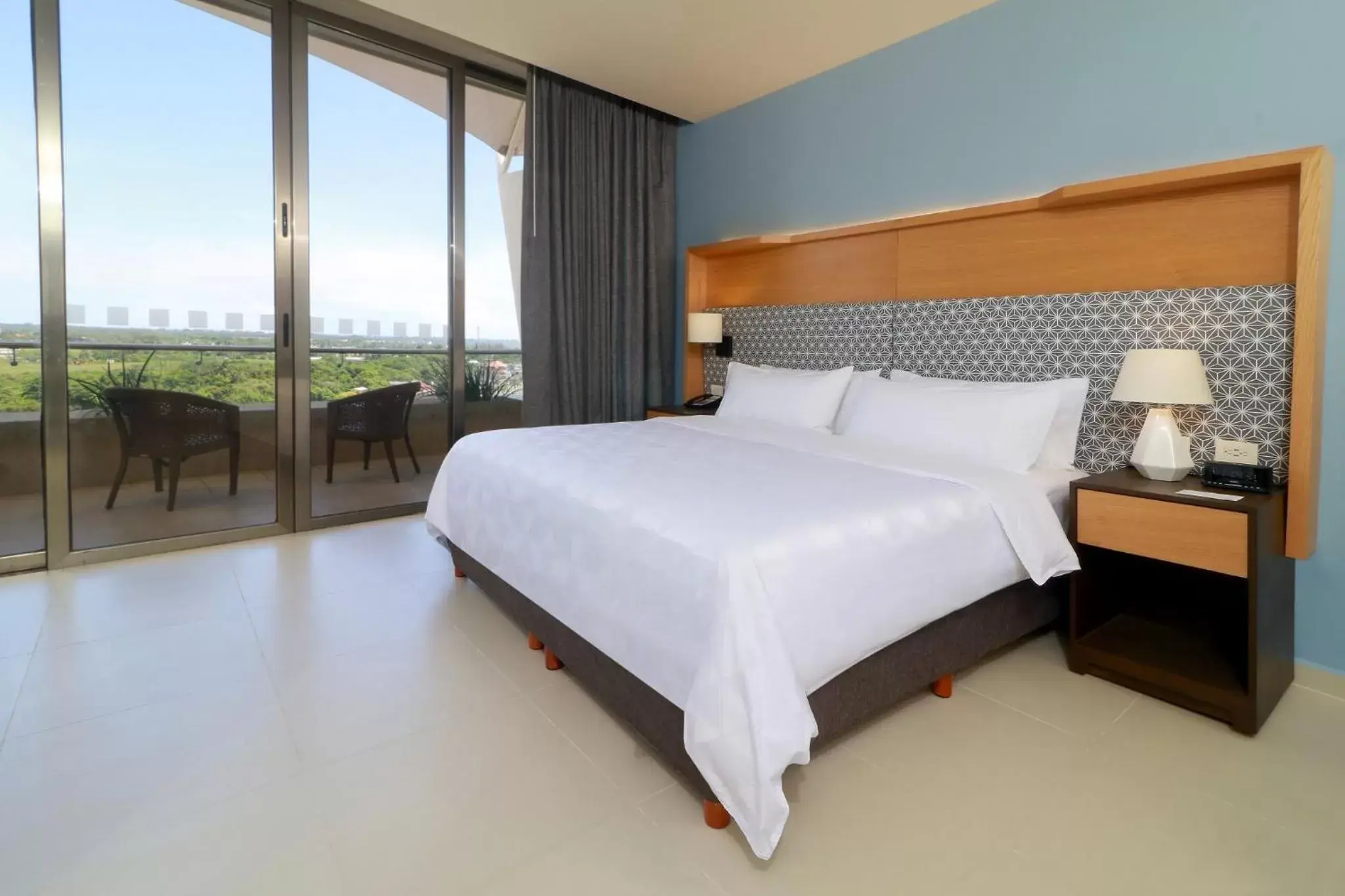 Bedroom, Bed in Holiday Inn Tuxpan - Convention Center, an IHG Hotel