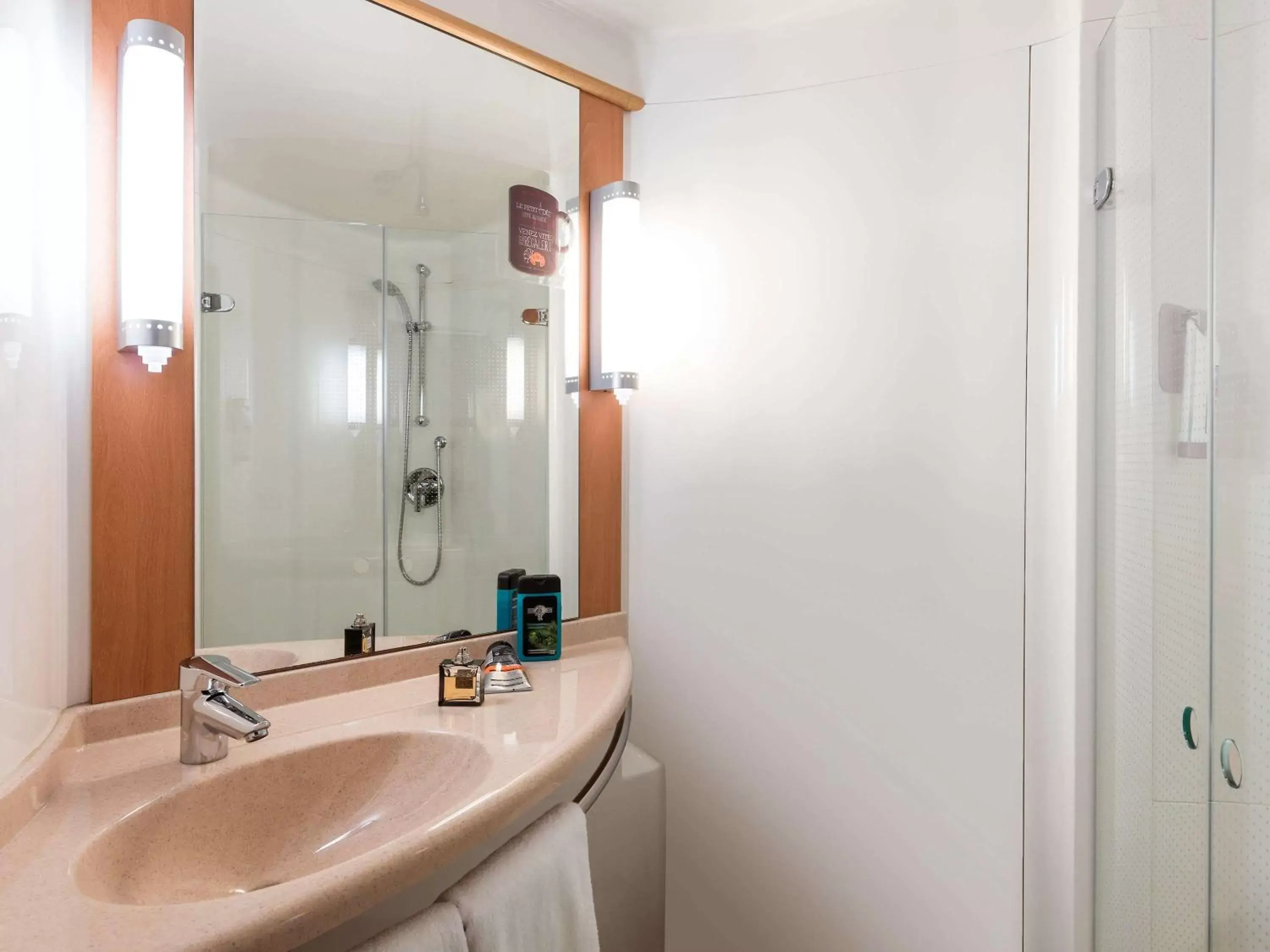 Photo of the whole room, Bathroom in ibis Montbéliard