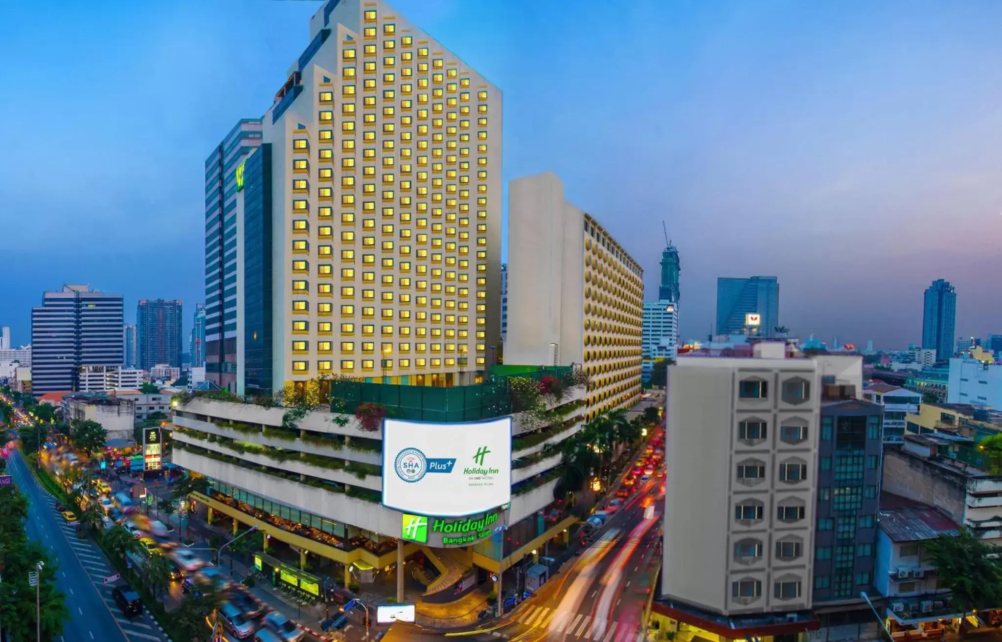 Property building in Holiday Inn Bangkok Silom, an IHG Hotel