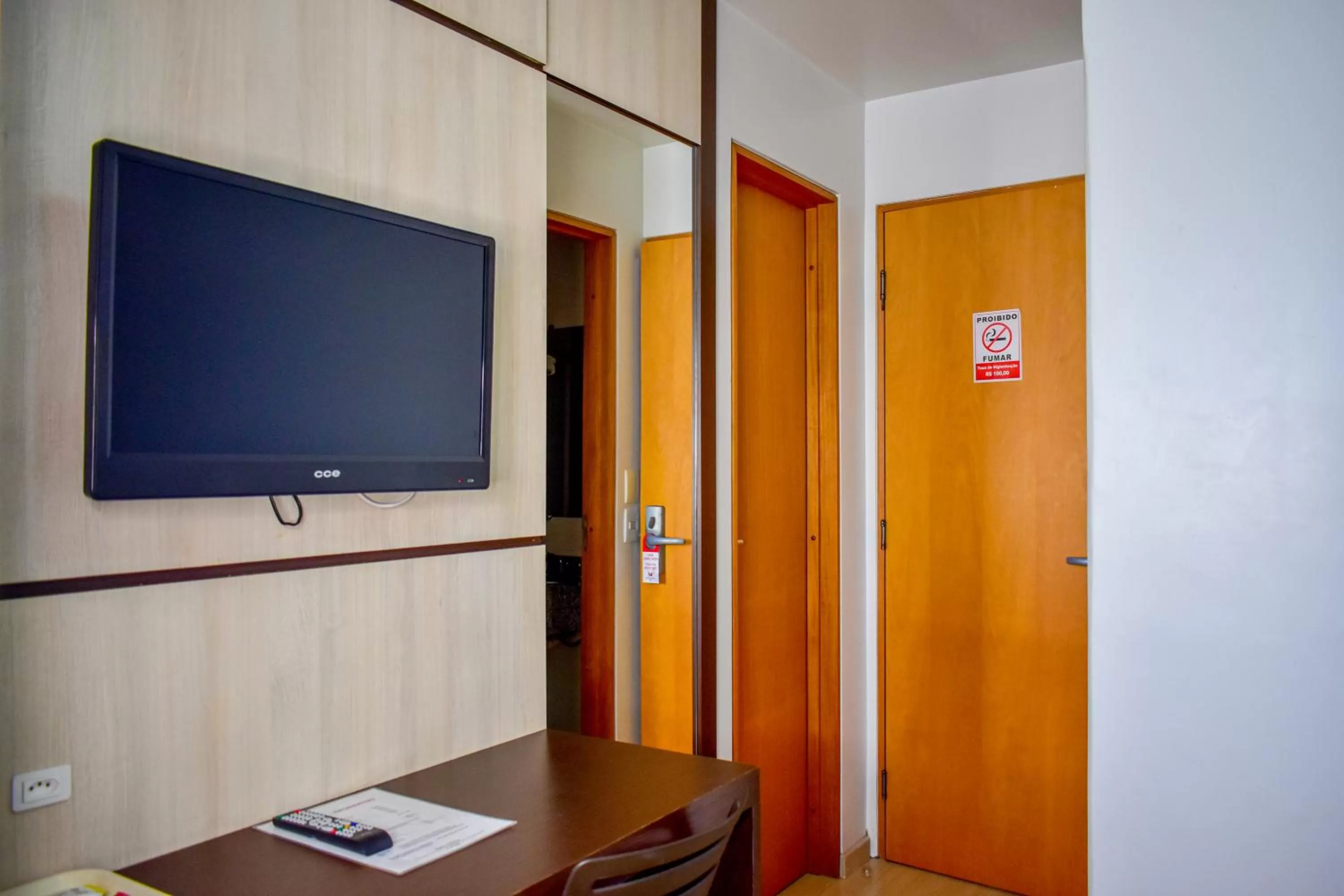 TV and multimedia in Barigui Park Hotel