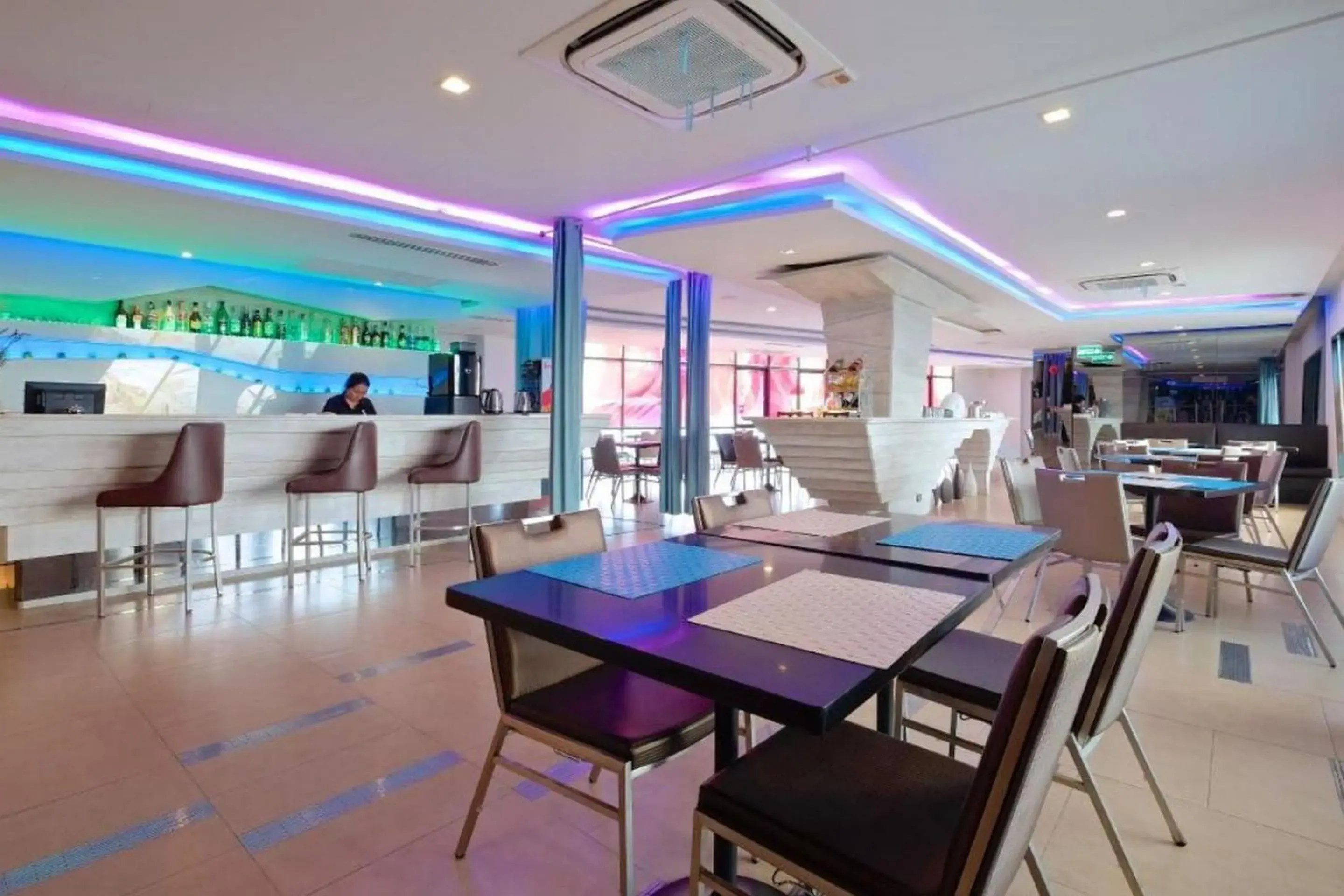 Restaurant/Places to Eat in The Xtreme Hotel
