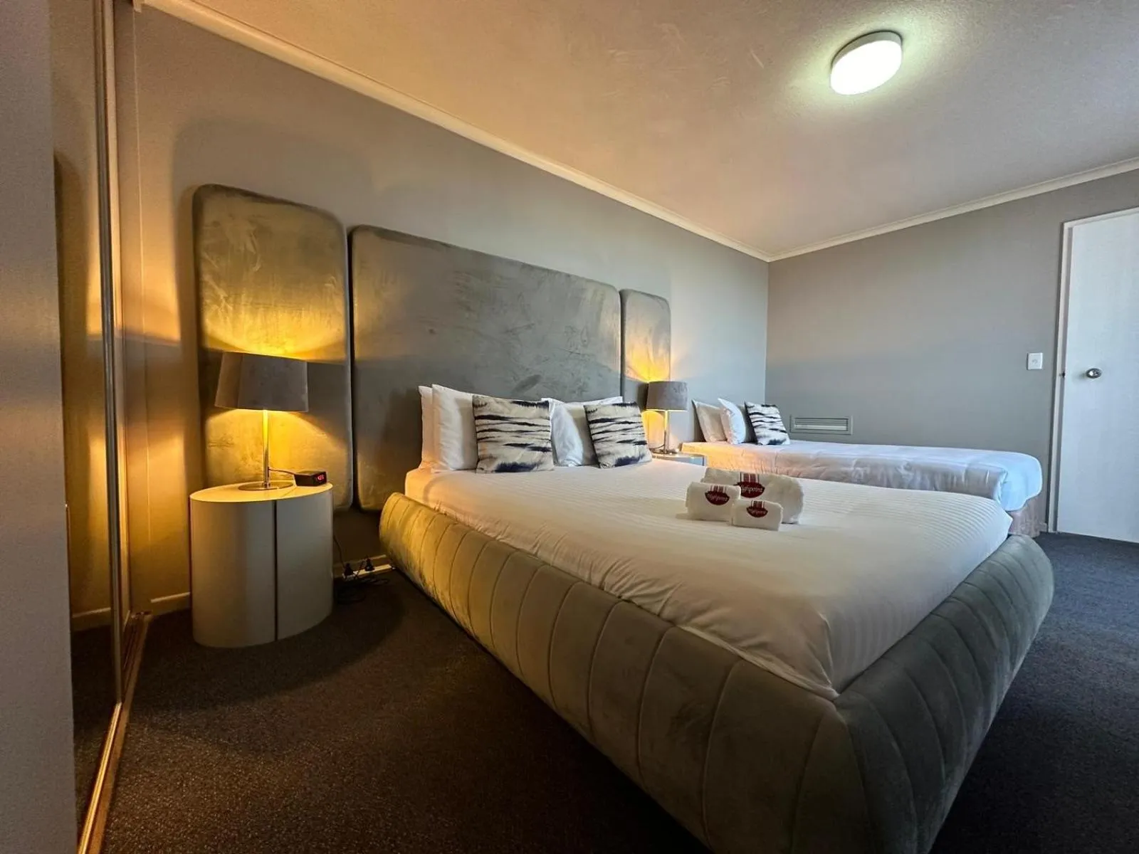 Bedroom, Bed in Metro Hotel & Apartments Gladstone