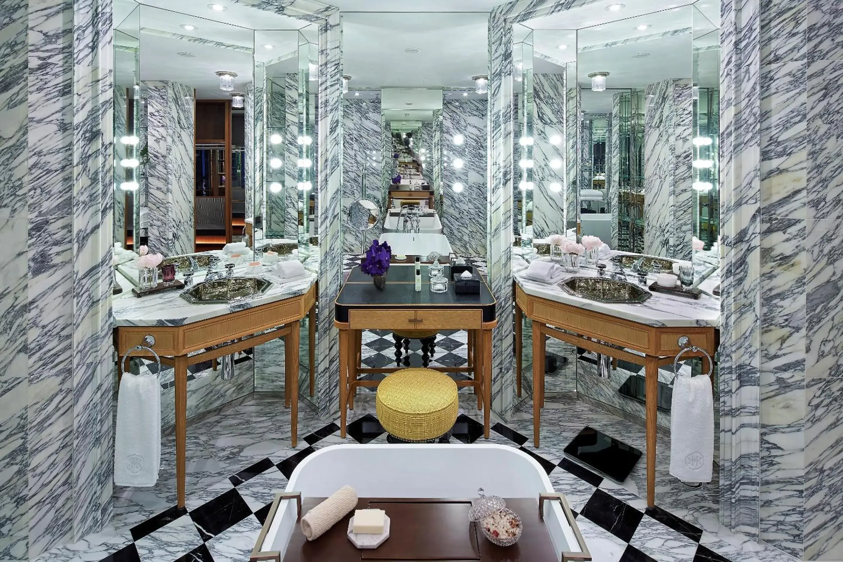 Shower, Restaurant/Places to Eat in Rosewood Hong Kong