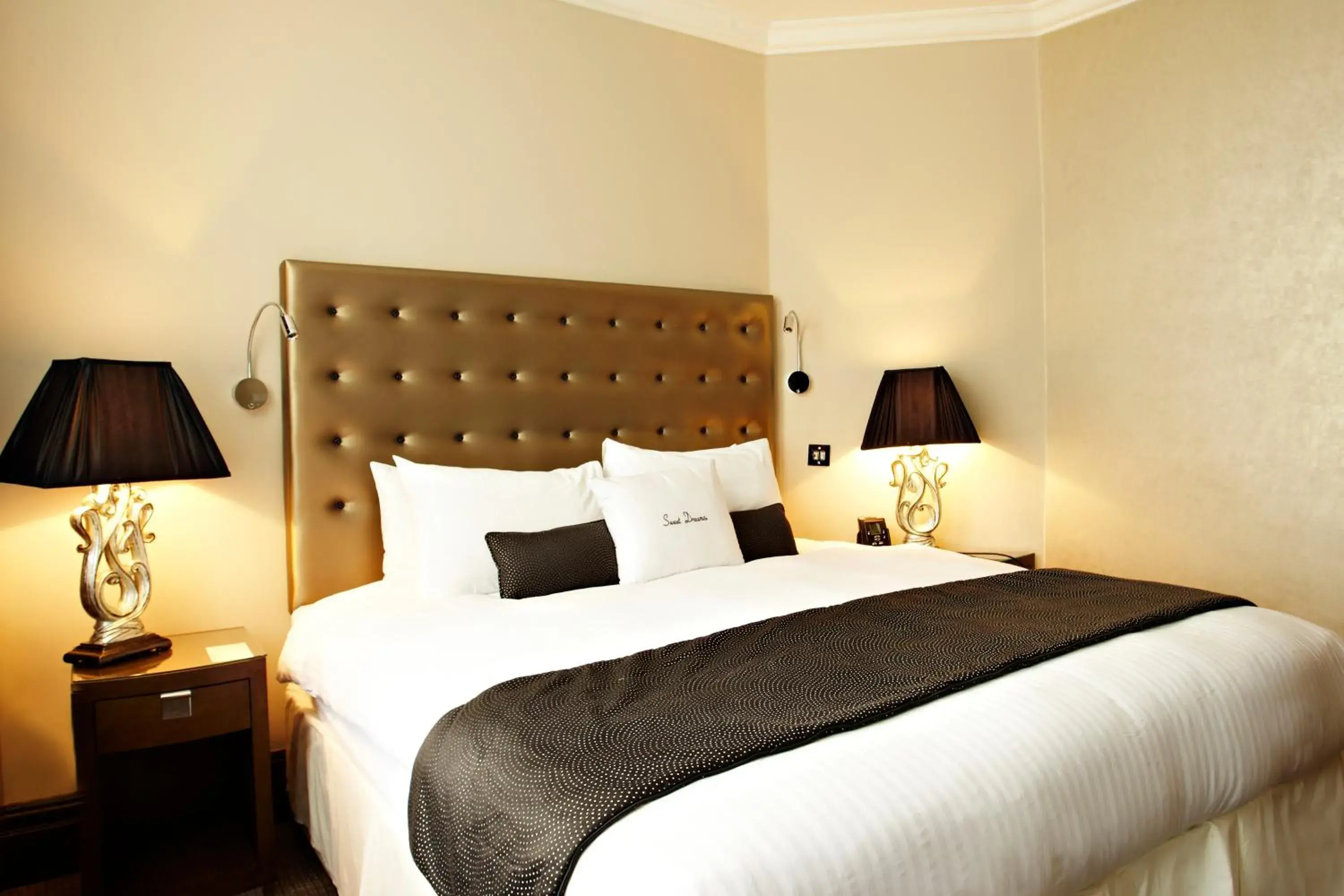 Photo of the whole room, Bed in Courthouse Hotel London