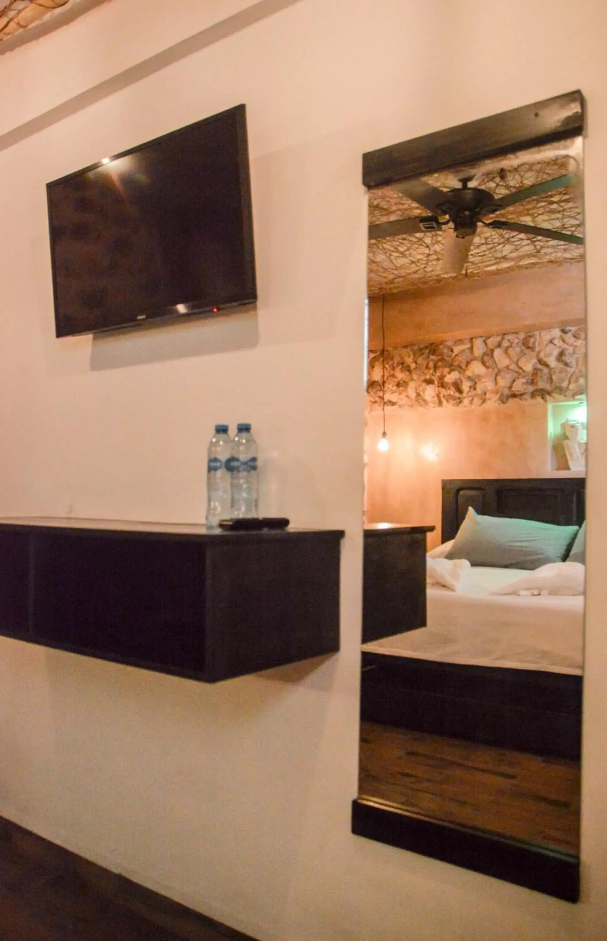 TV and multimedia, Bed in Hotel Colonial Zaci by GuruHotel