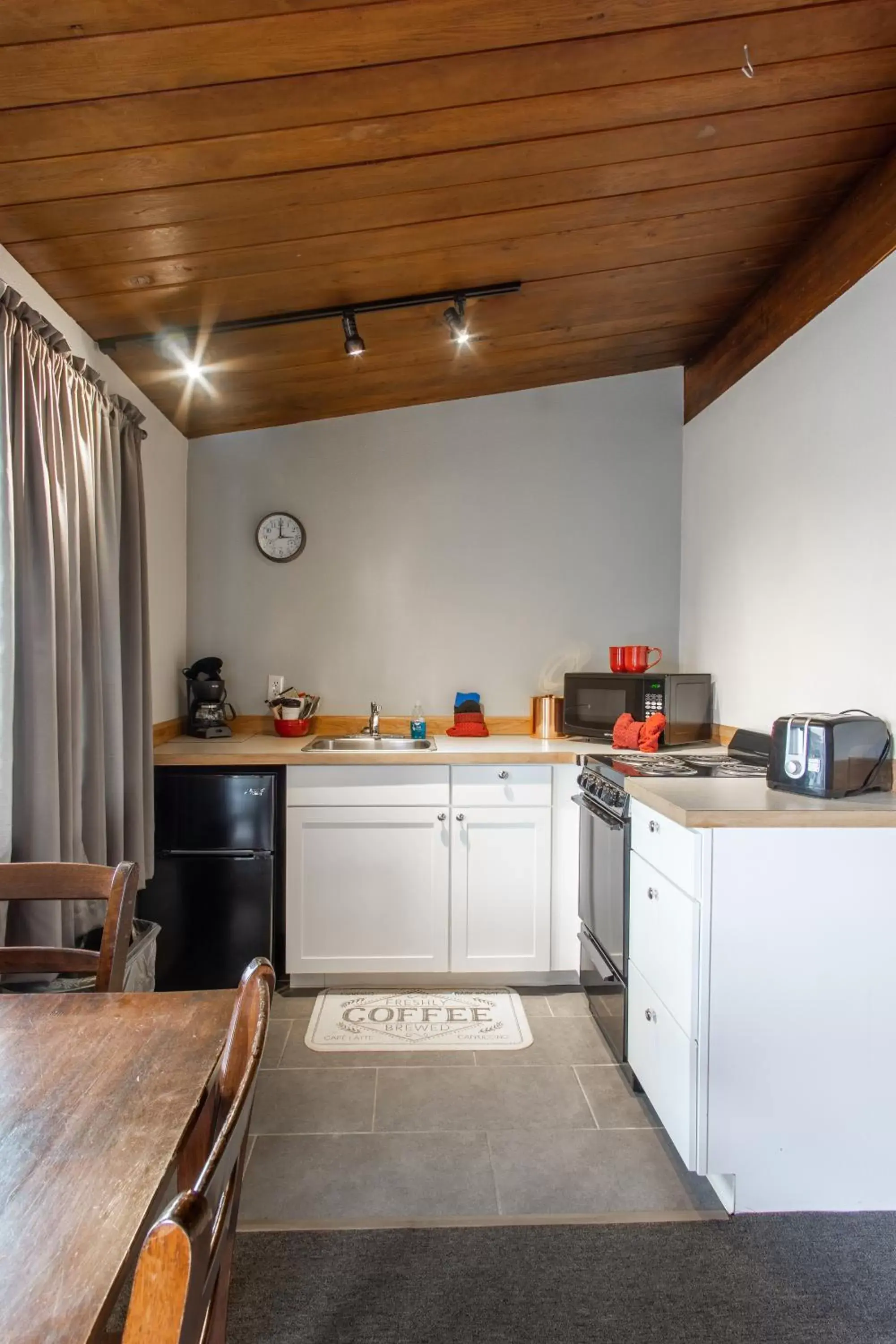 Kitchen/Kitchenette in The Pioneer Motel