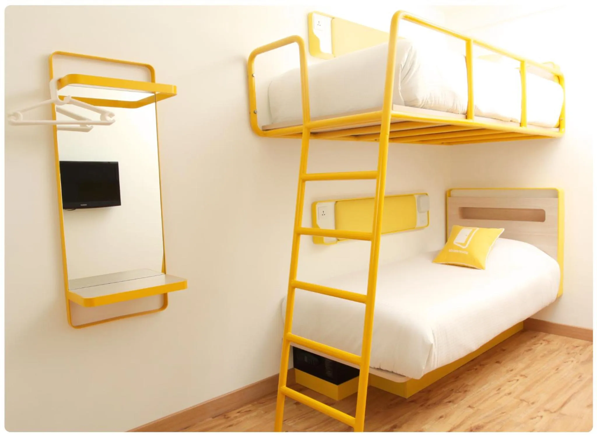 Photo of the whole room, Bed in Bloomrooms @ Link Road