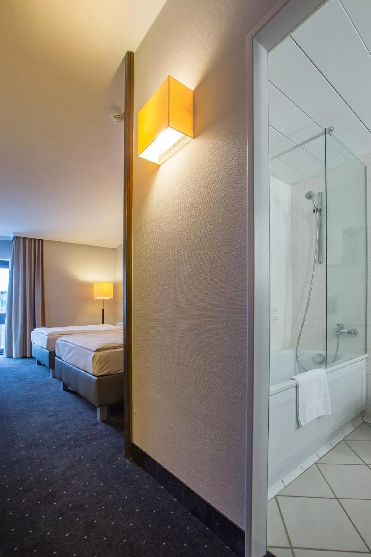 Shower, Bed in Park Inn by Radisson Lübeck