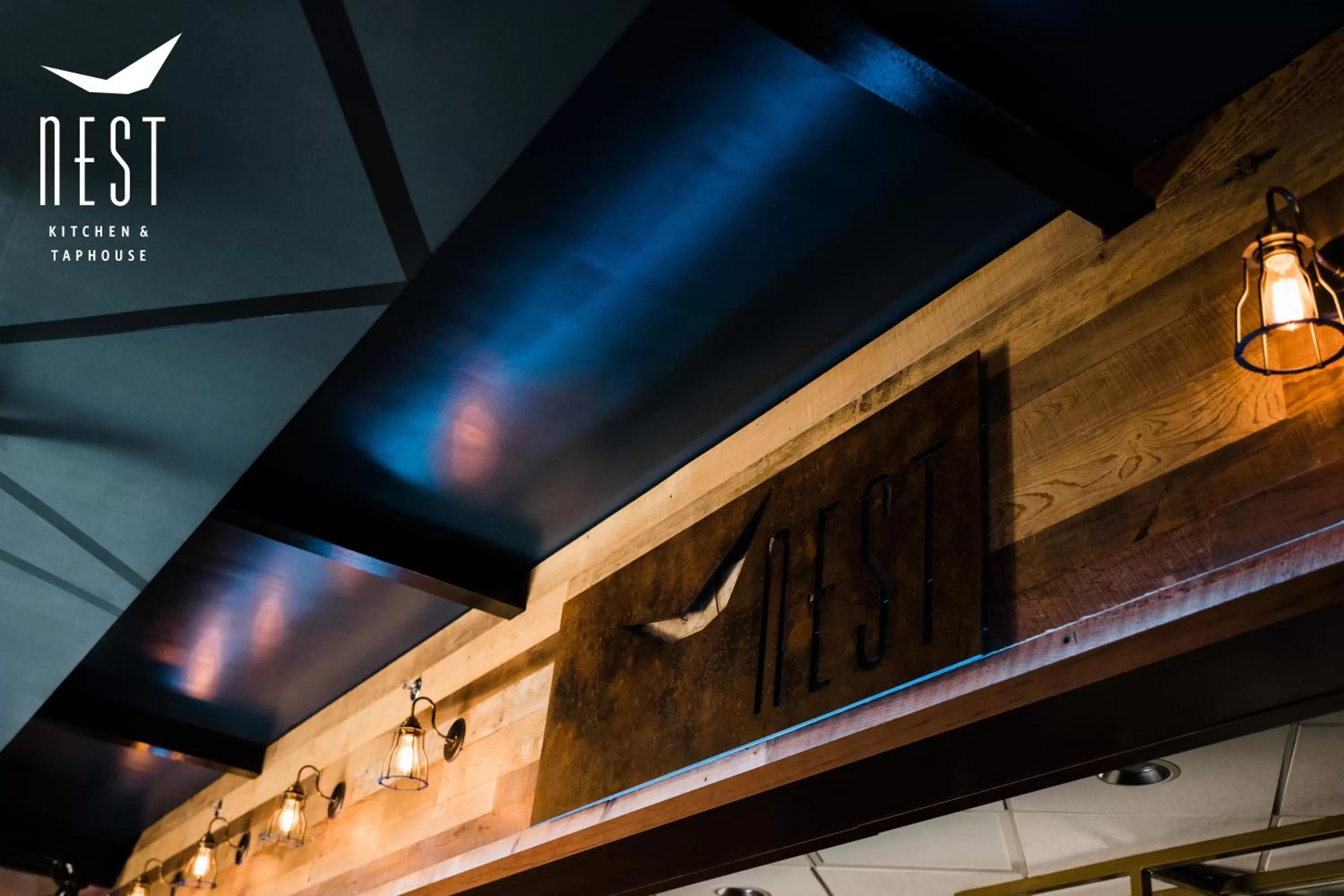 Restaurant/places to eat, TV/Entertainment Center in The Lodge at Kiln Creek Resort