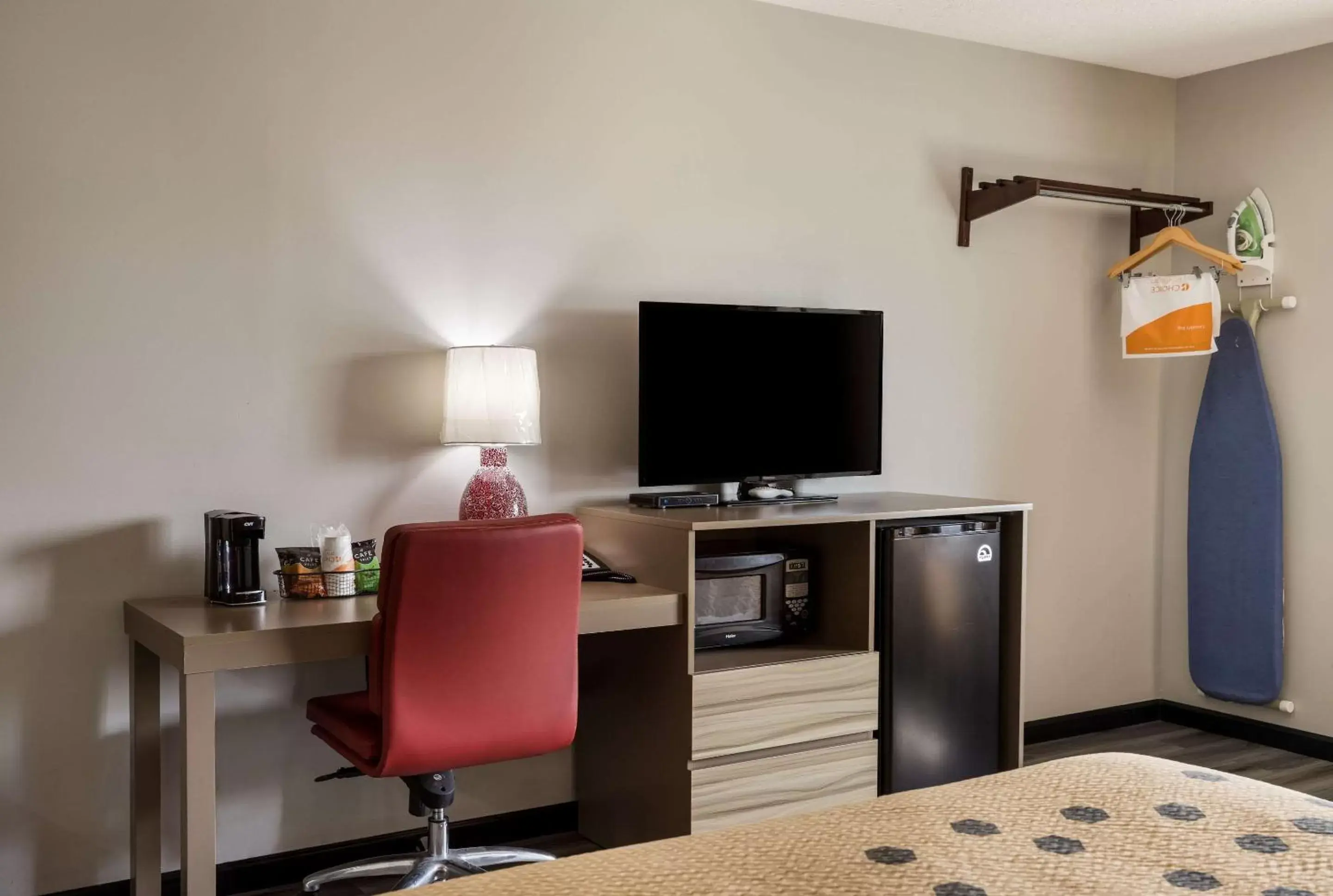 Bedroom, TV/Entertainment Center in Econo Lodge Inn & Suites Canandaigua