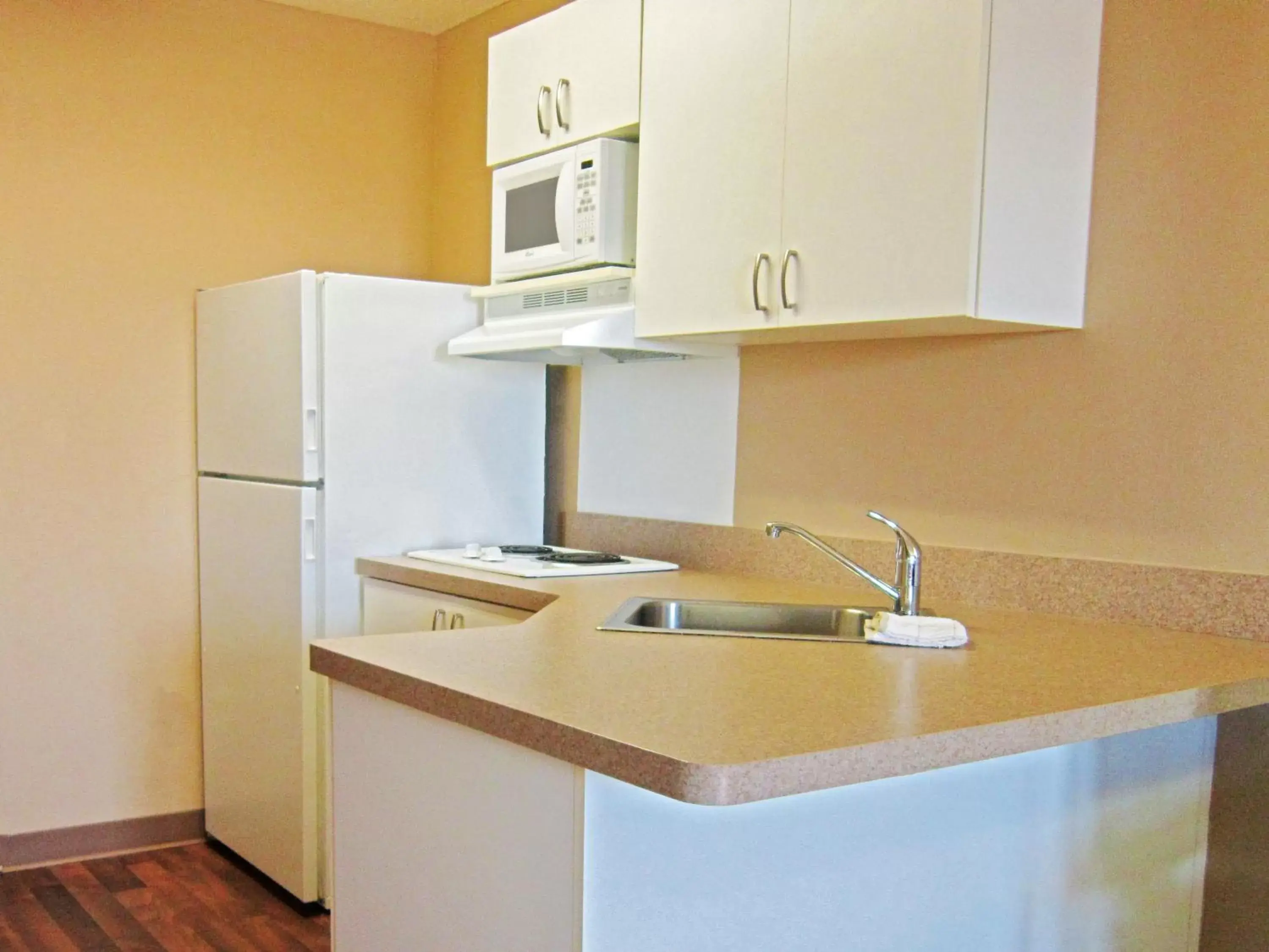 Kitchen or kitchenette, Kitchen/Kitchenette in Extended Stay America Suites - Huntsville - US Space and Rocket Center