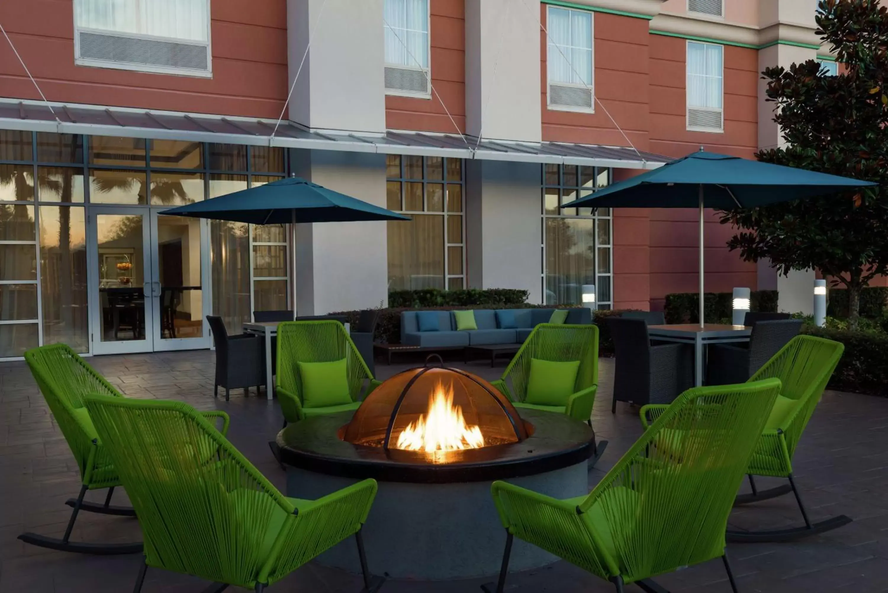 Inner courtyard view in Hampton Inn & Suites Orlando Airport at Gateway Village