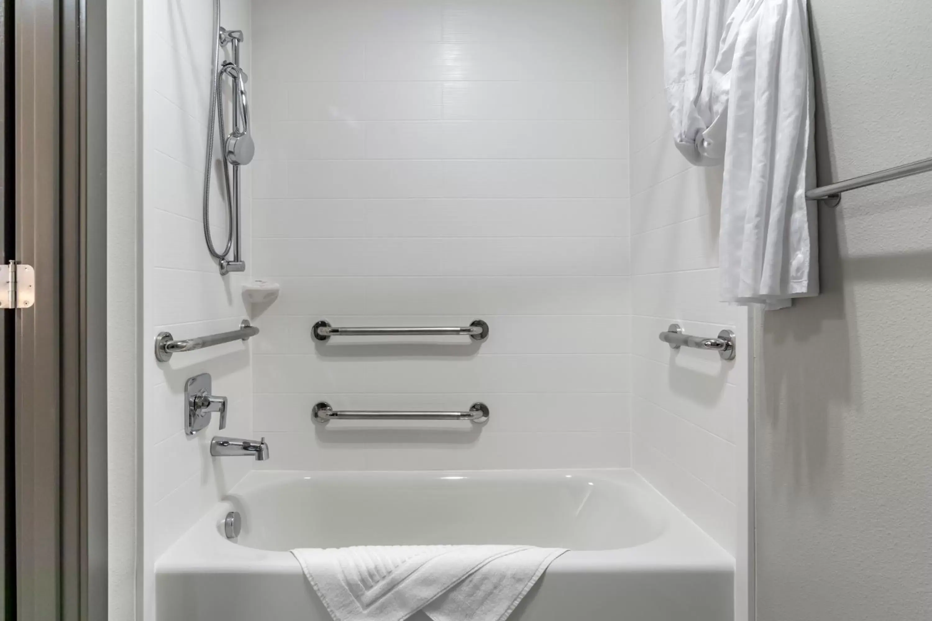 Bathroom in Comfort Inn & Suites Pacific – Auburn