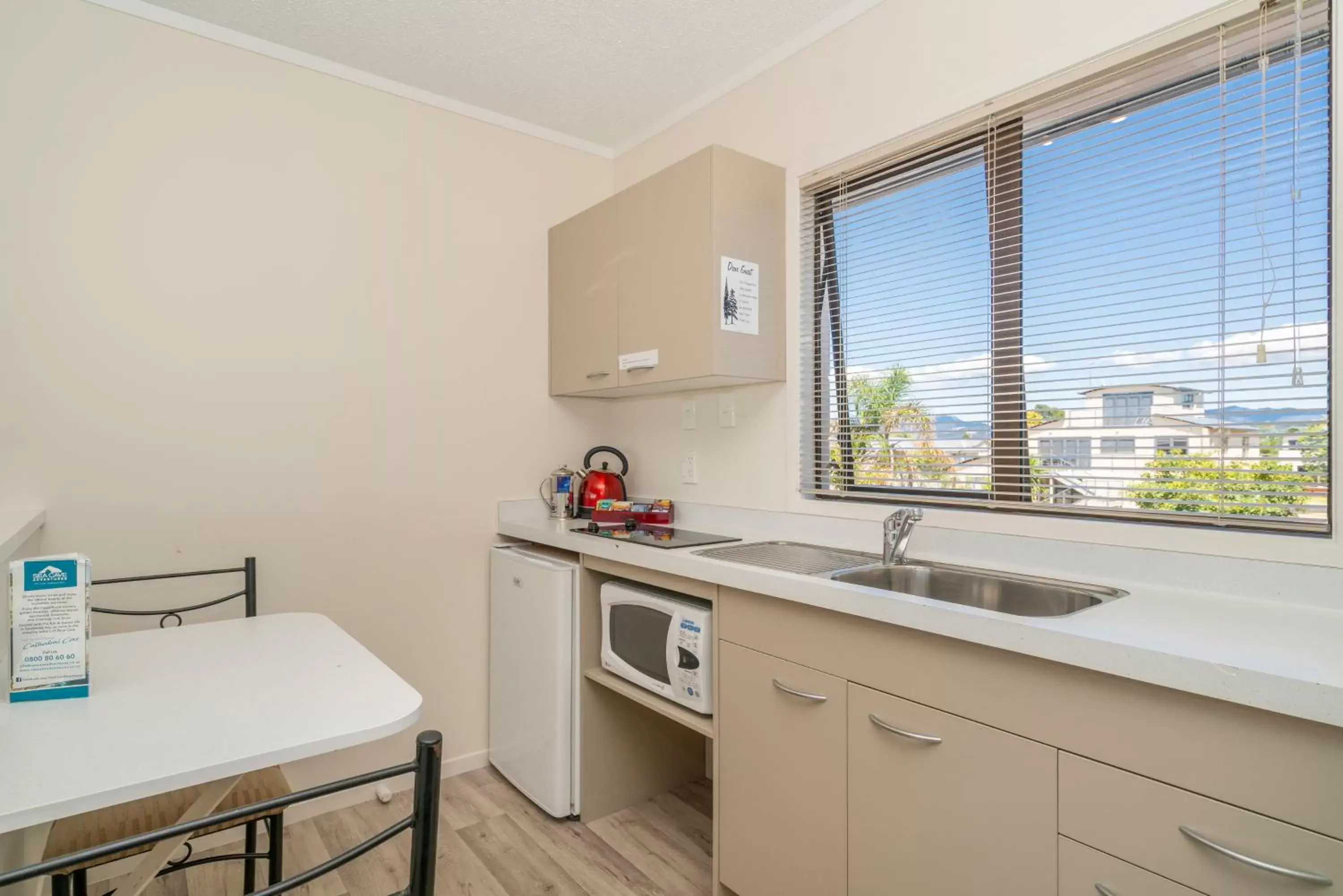 Kitchen or kitchenette, Kitchen/Kitchenette in The Oceanside Motel