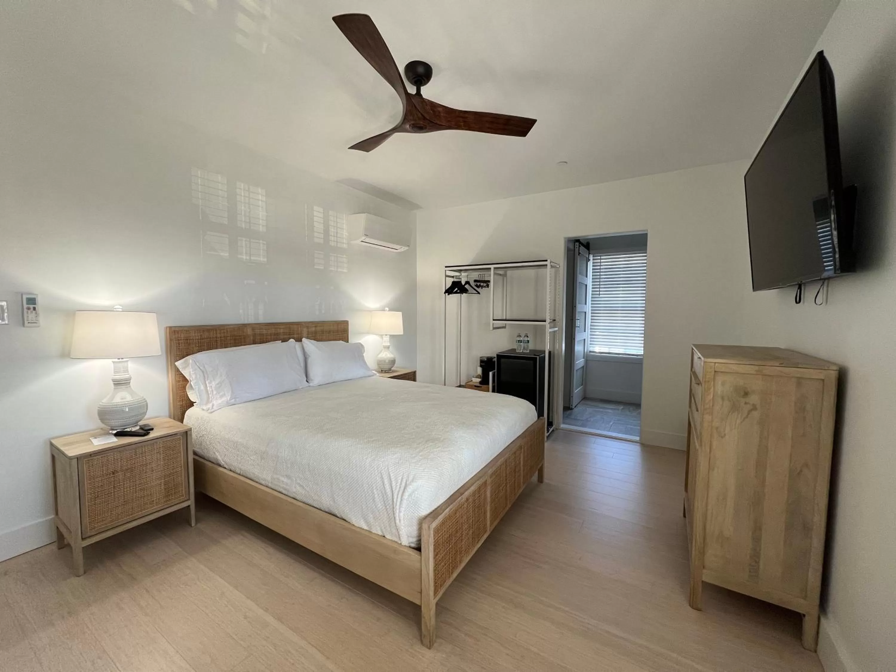 Communal lounge/ TV room, Bed in Elaine's Cape May Boutique Hotel