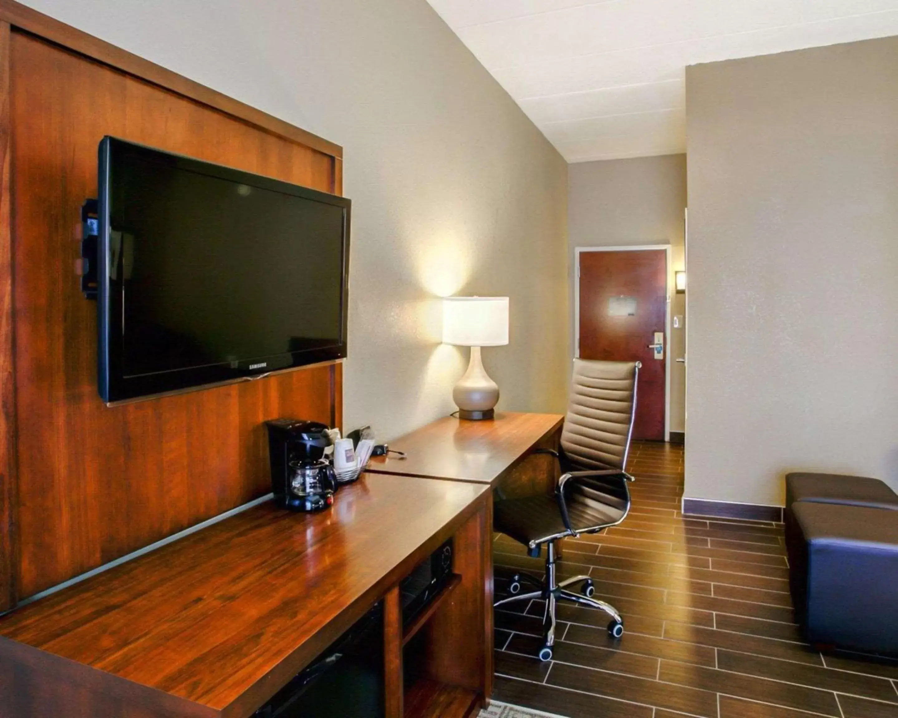 Photo of the whole room, TV/Entertainment Center in Comfort Suites Georgetown