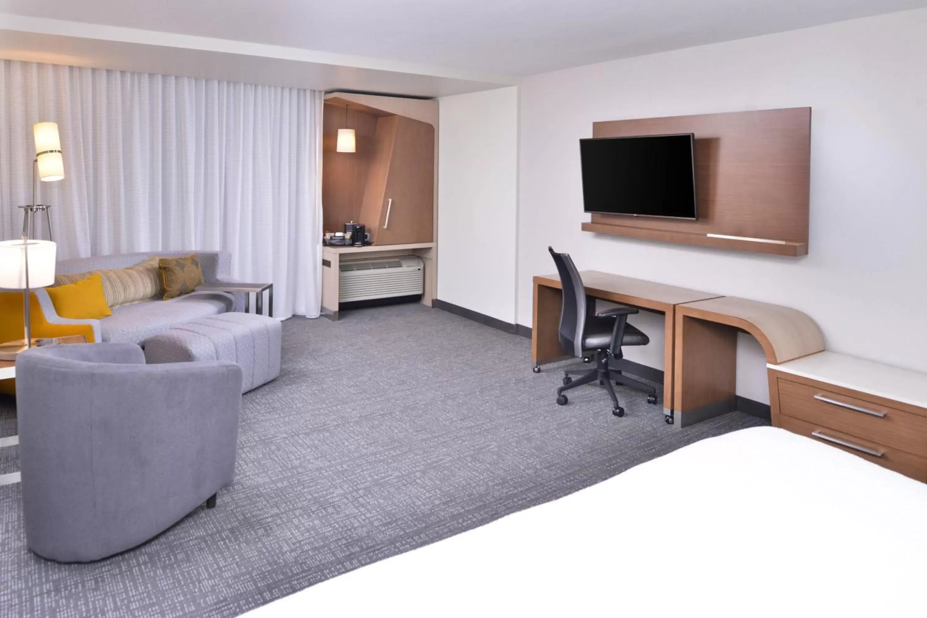 Living room, TV/Entertainment Center in Courtyard by Marriott Columbus Grove City