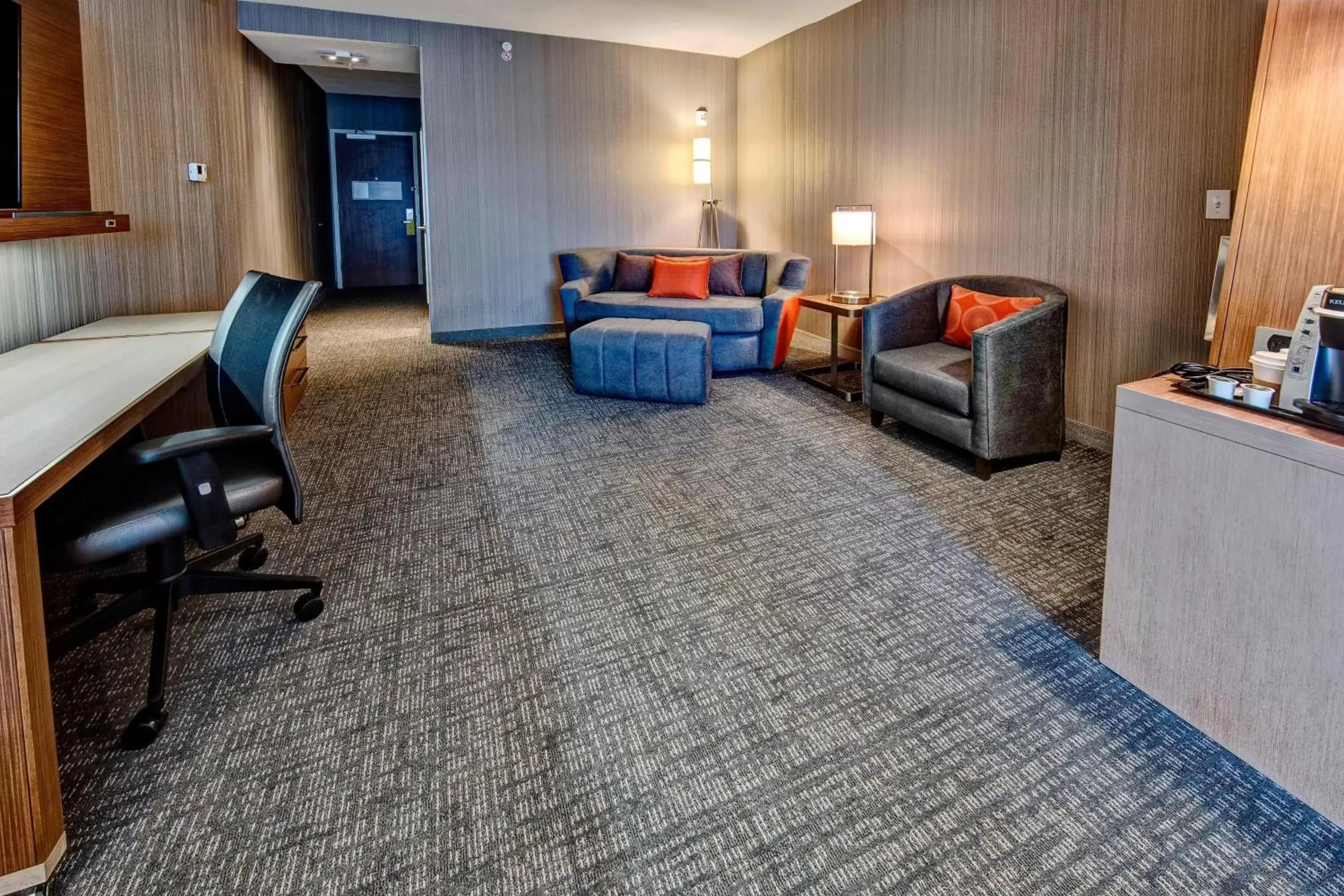 Living room, Seating Area in Courtyard by Marriott Westbury Long Island