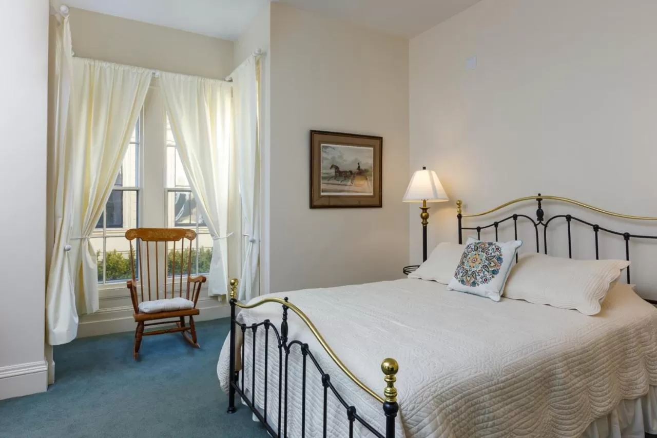 Bed in The Salem Inn