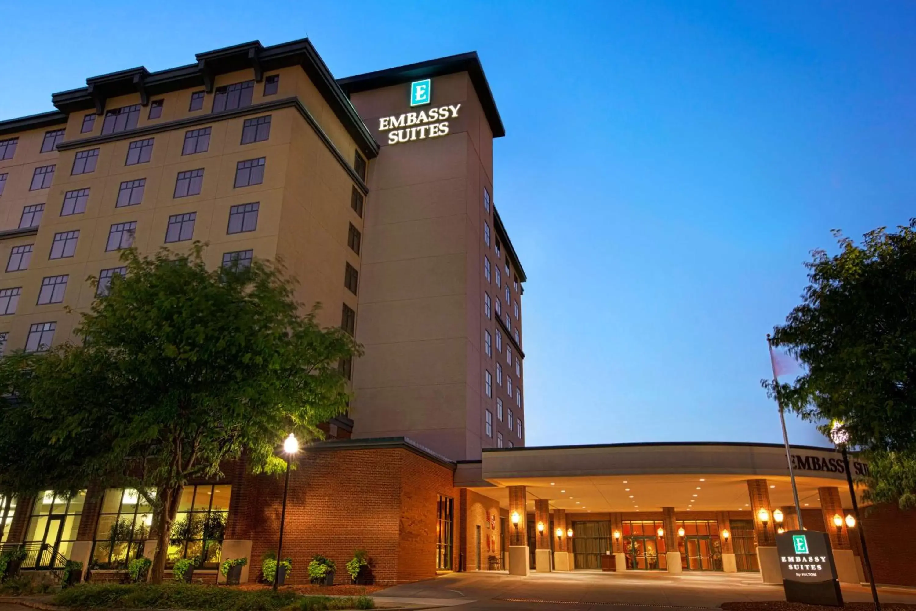 Property Building in Embassy Suites Lincoln