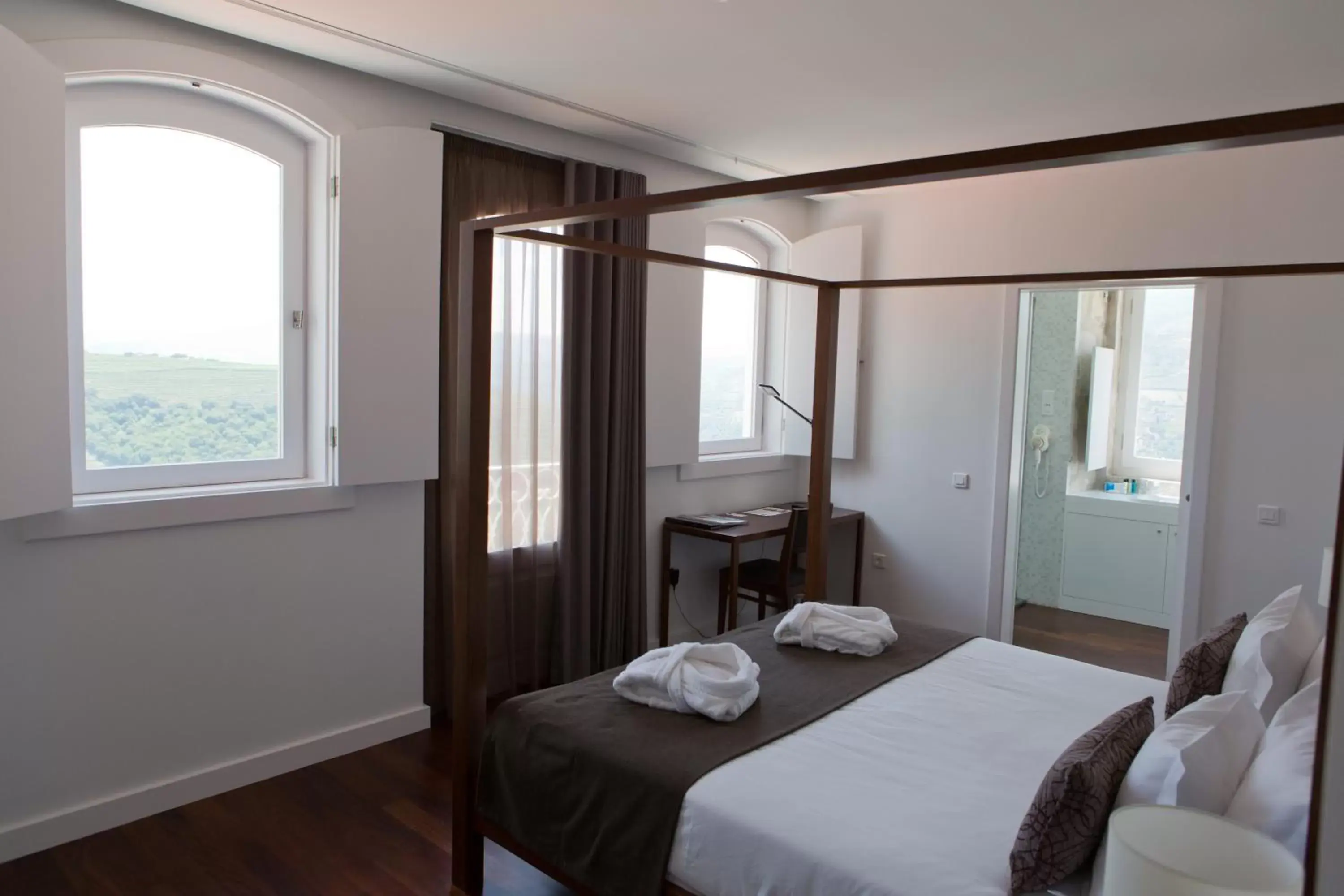 Photo of the whole room, Bed in Douro Scala