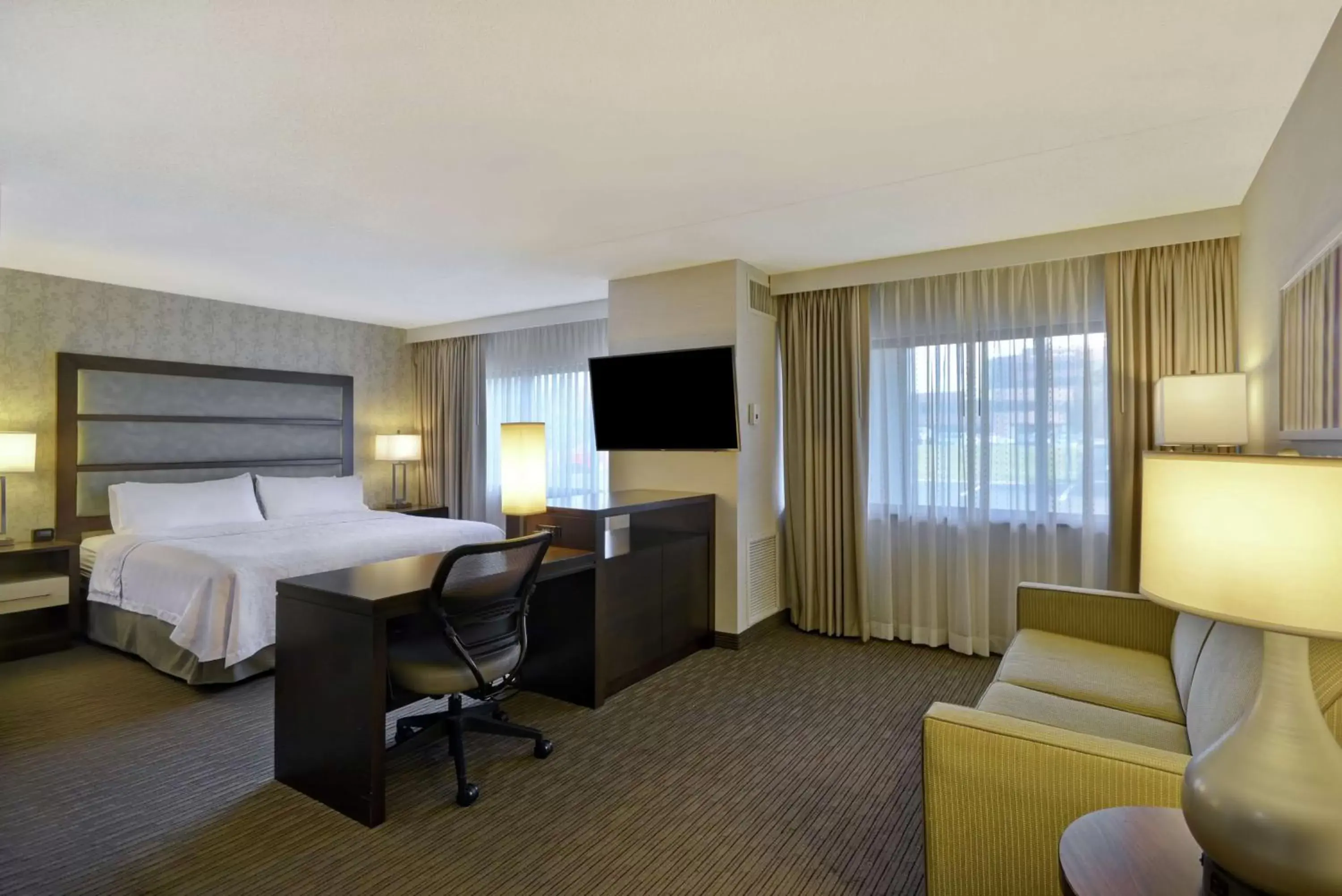 Bedroom, TV/Entertainment Center in Homewood Suites by Hilton Indianapolis Carmel