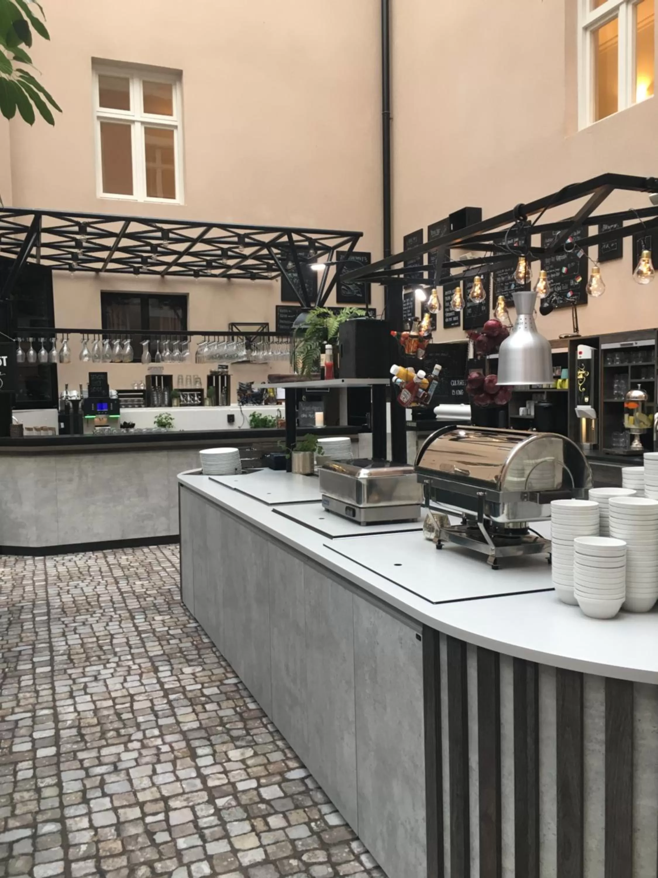 Restaurant/places to eat in Home Hotel Victoria