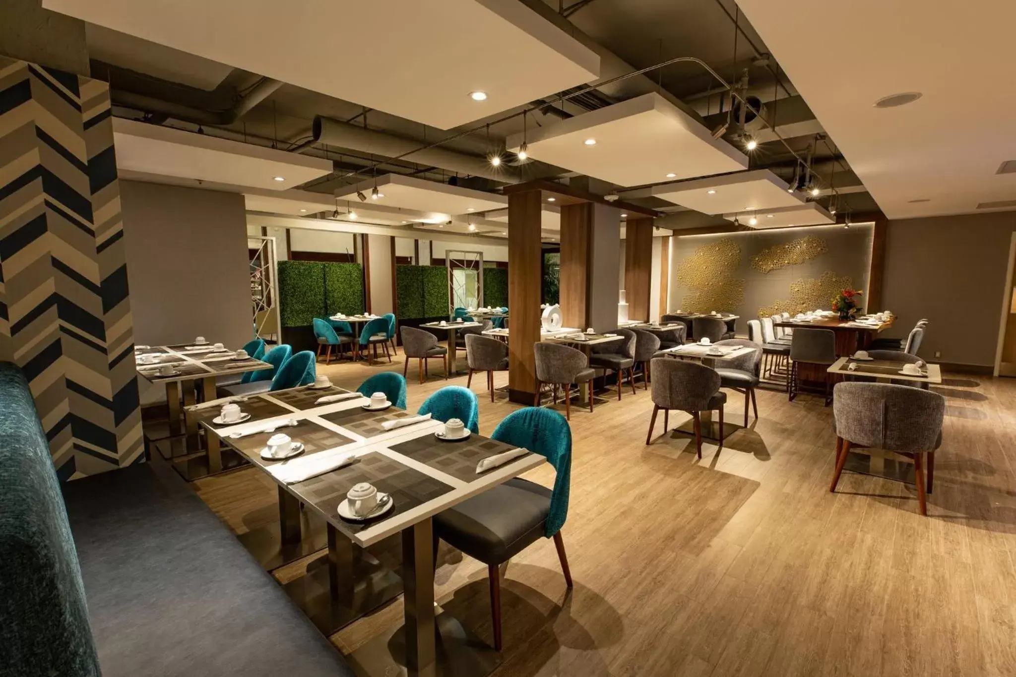 Restaurant/places to eat in Holiday Inn Toronto Downtown Centre by IHG Restaurant/places to eat in Holiday Inn Toronto Downtown Centre by IHG