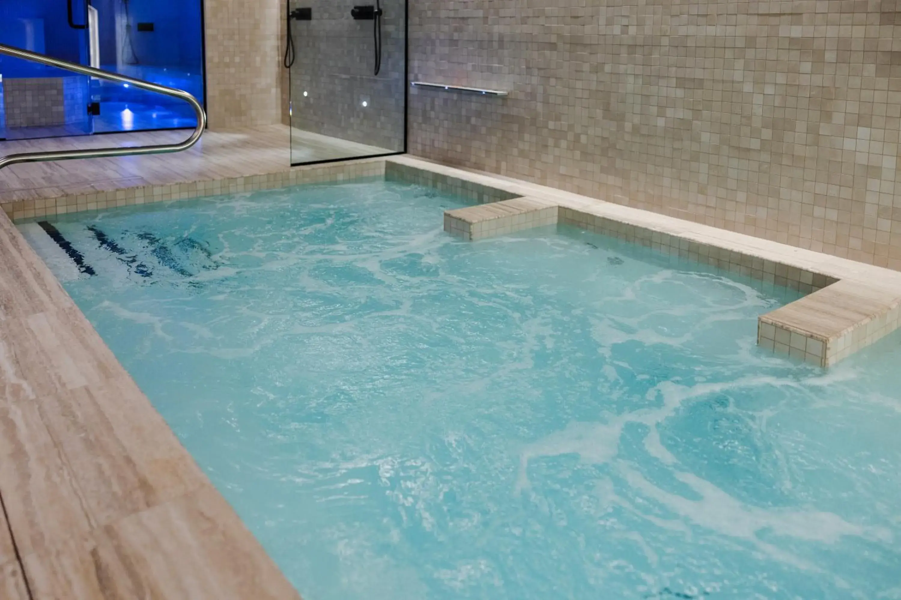 Hot Tub, Swimming Pool in Auberge du Carre St-Louis