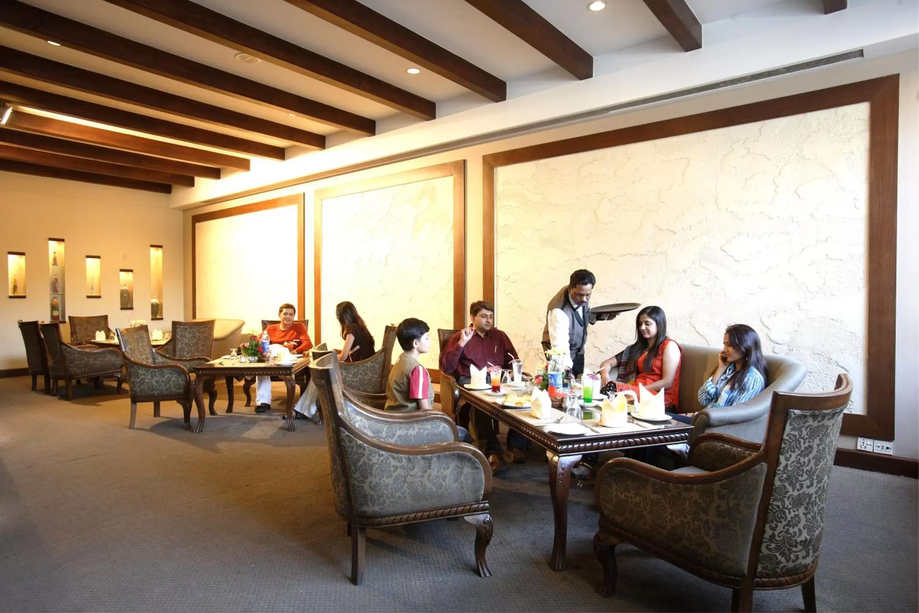 Restaurant/places to eat in Hotel Express Towers Restaurant/places to eat in Hotel Express Towers