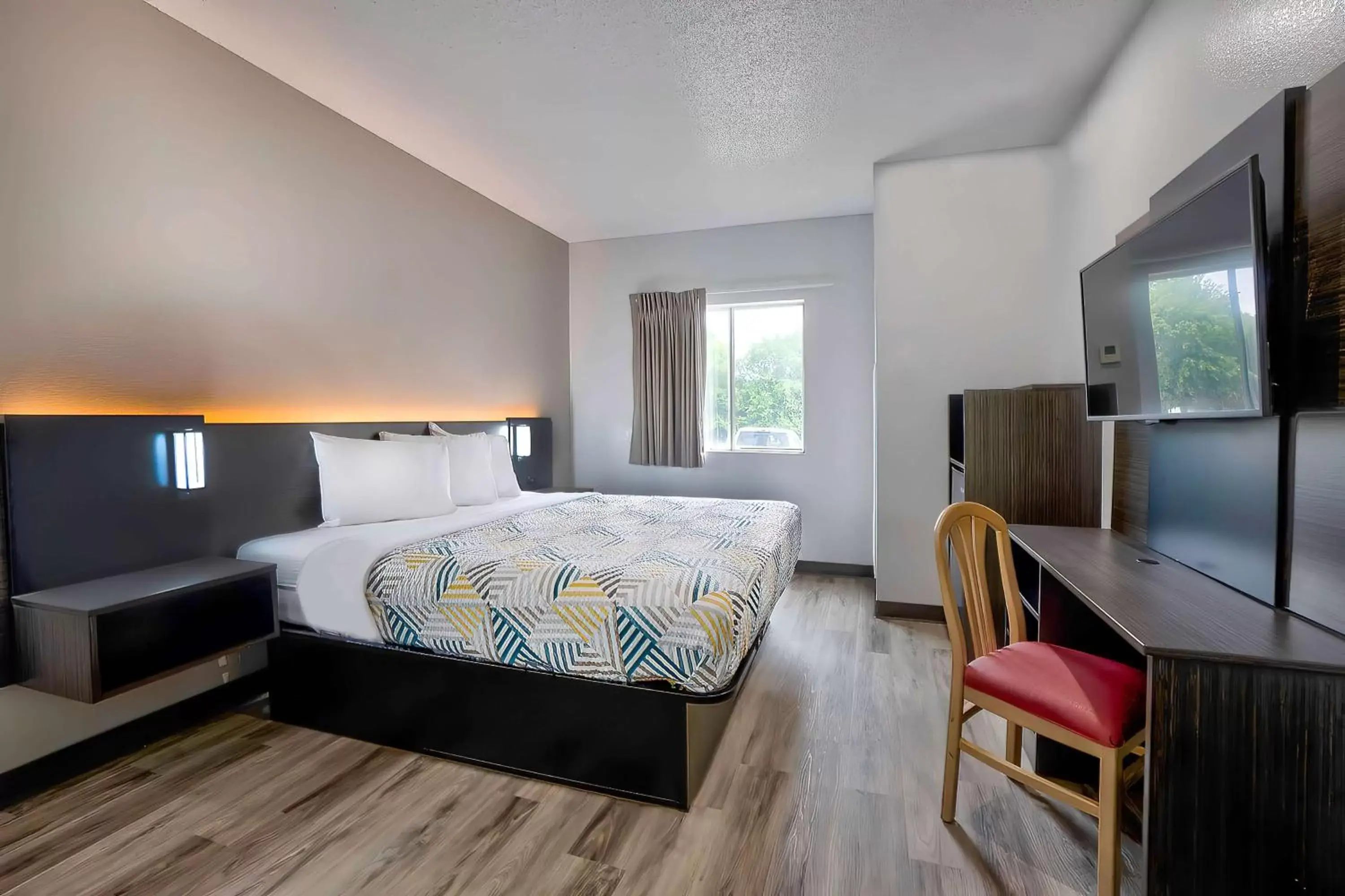 Bedroom, TV/Entertainment Center in Motel 6-Benbrook, TX - Fort Worth