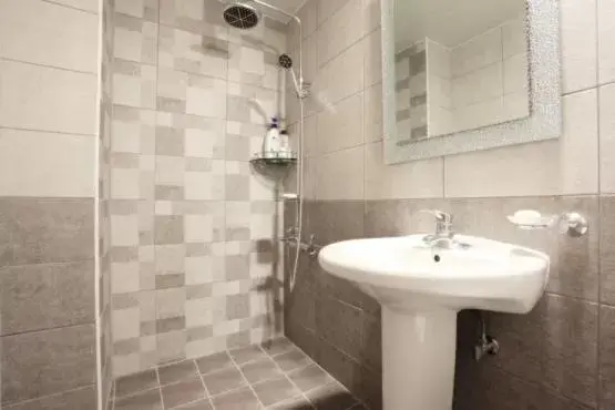 Bathroom in Saipan Motel with Sea View Bathroom in Saipan Motel with Sea View