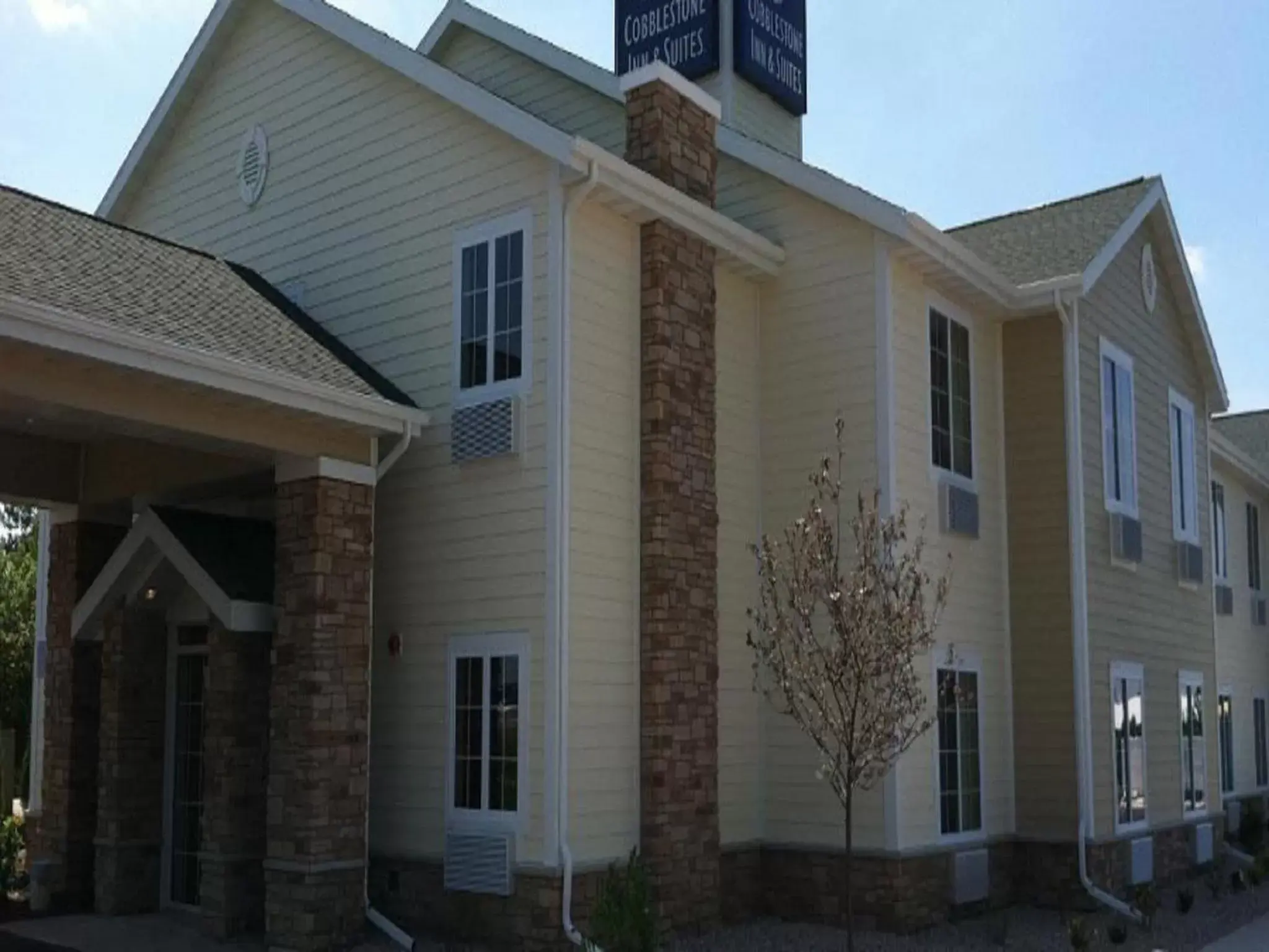 Facade/entrance, Property Building in Cobblestone Inn & Suites - Harvey