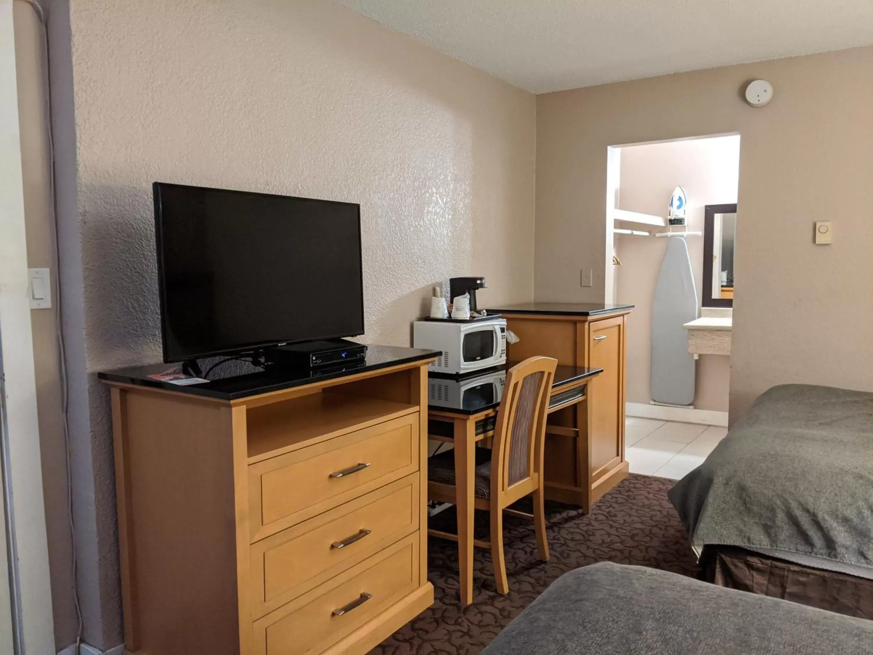 TV and multimedia, TV/Entertainment Center in Howard Johnson by Wyndham Downtown Kamloops