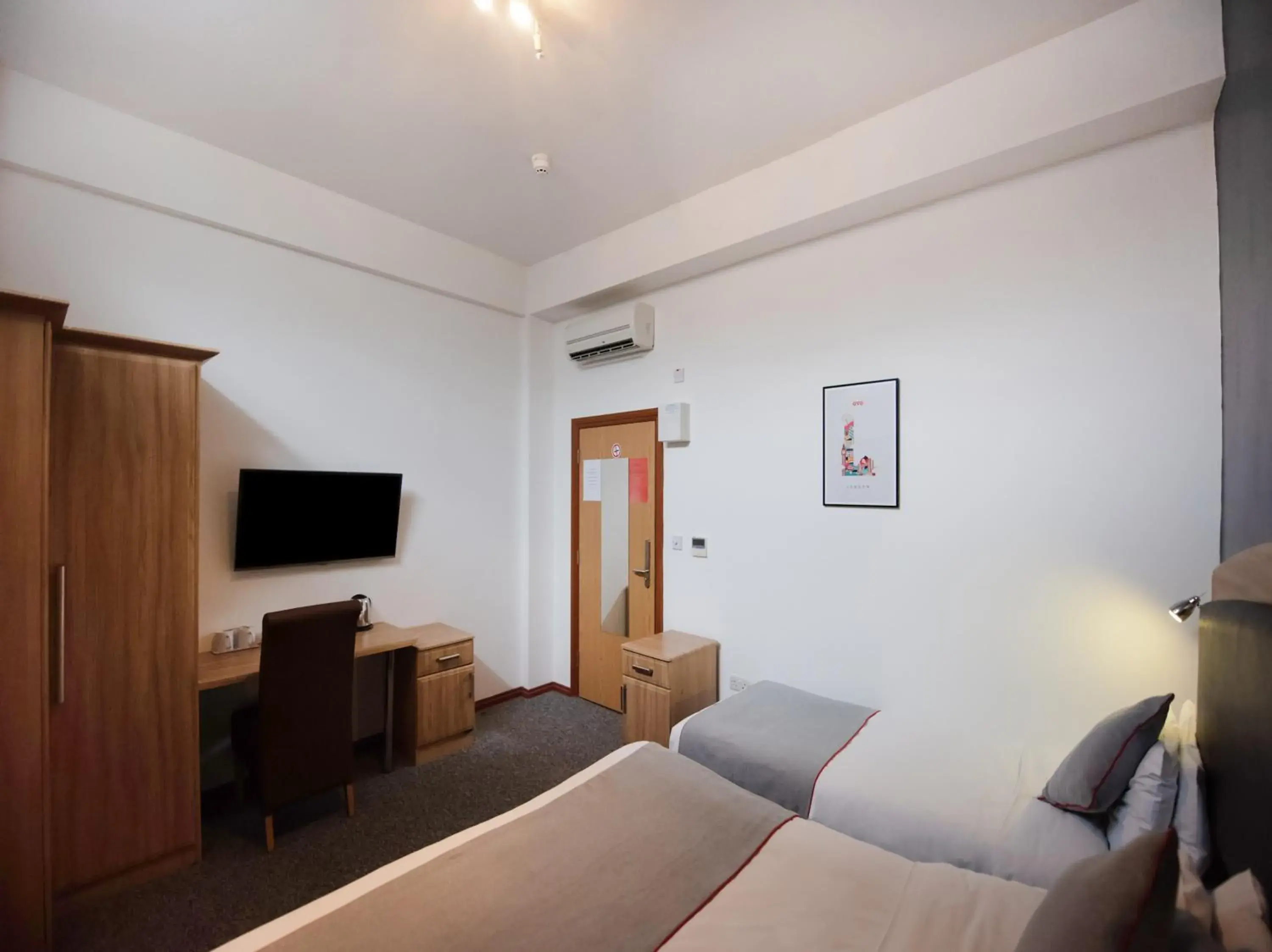 Bedroom, TV/Entertainment Center in OYO Arinza Hotel, London Ilford
