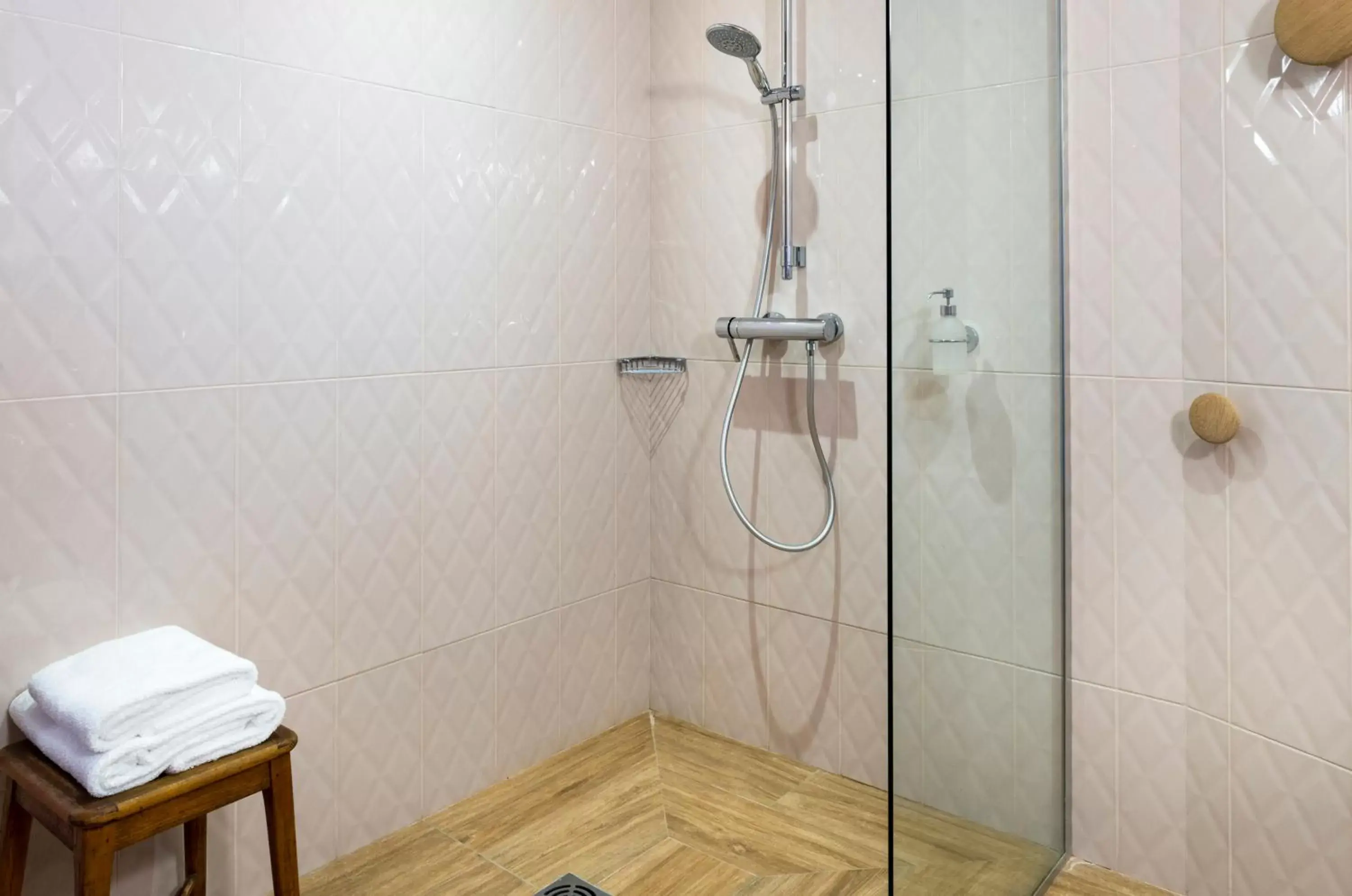 Bathroom in Hotel Boris V. by Happyculture