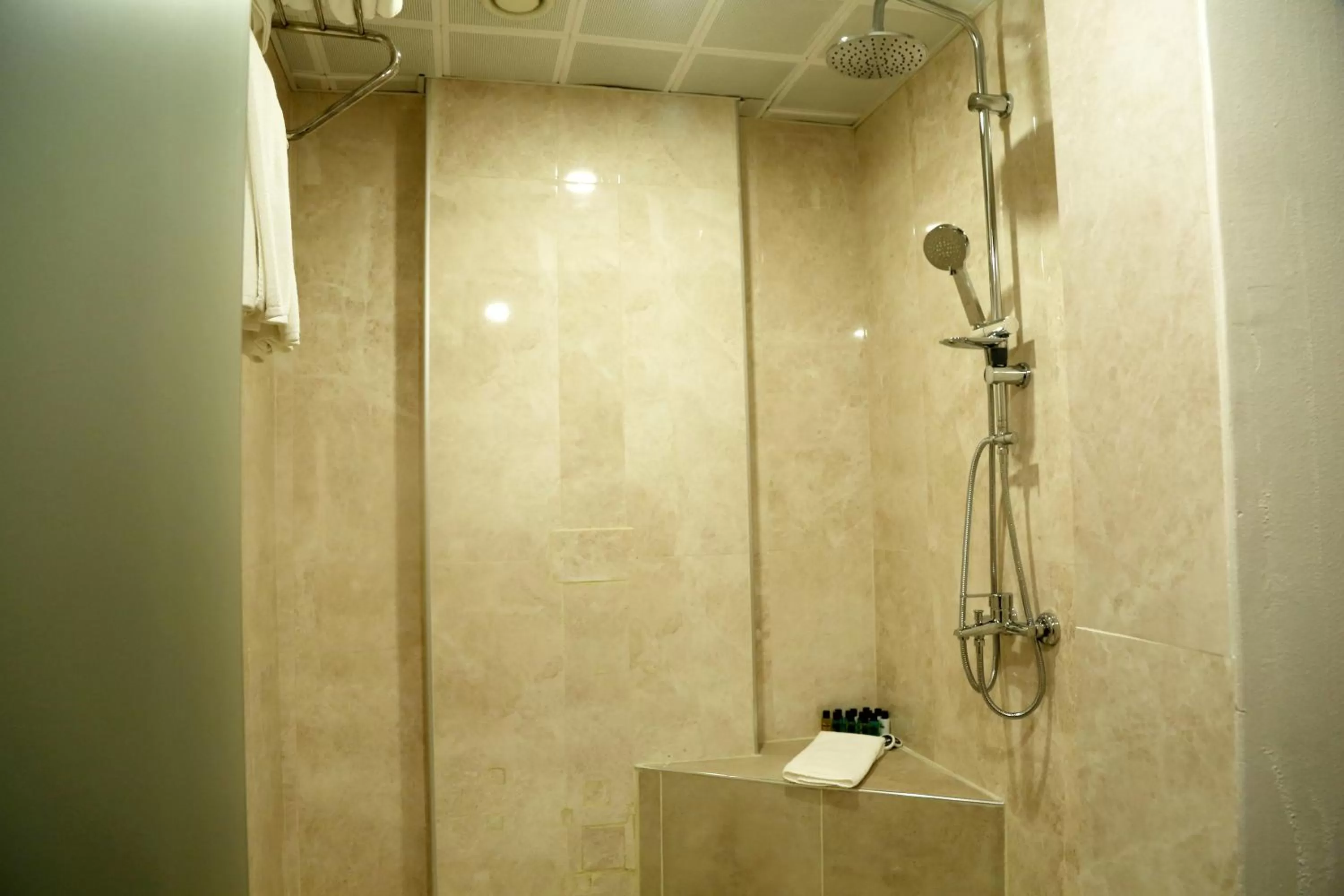 Shower in Almadina Hotel Istanbul