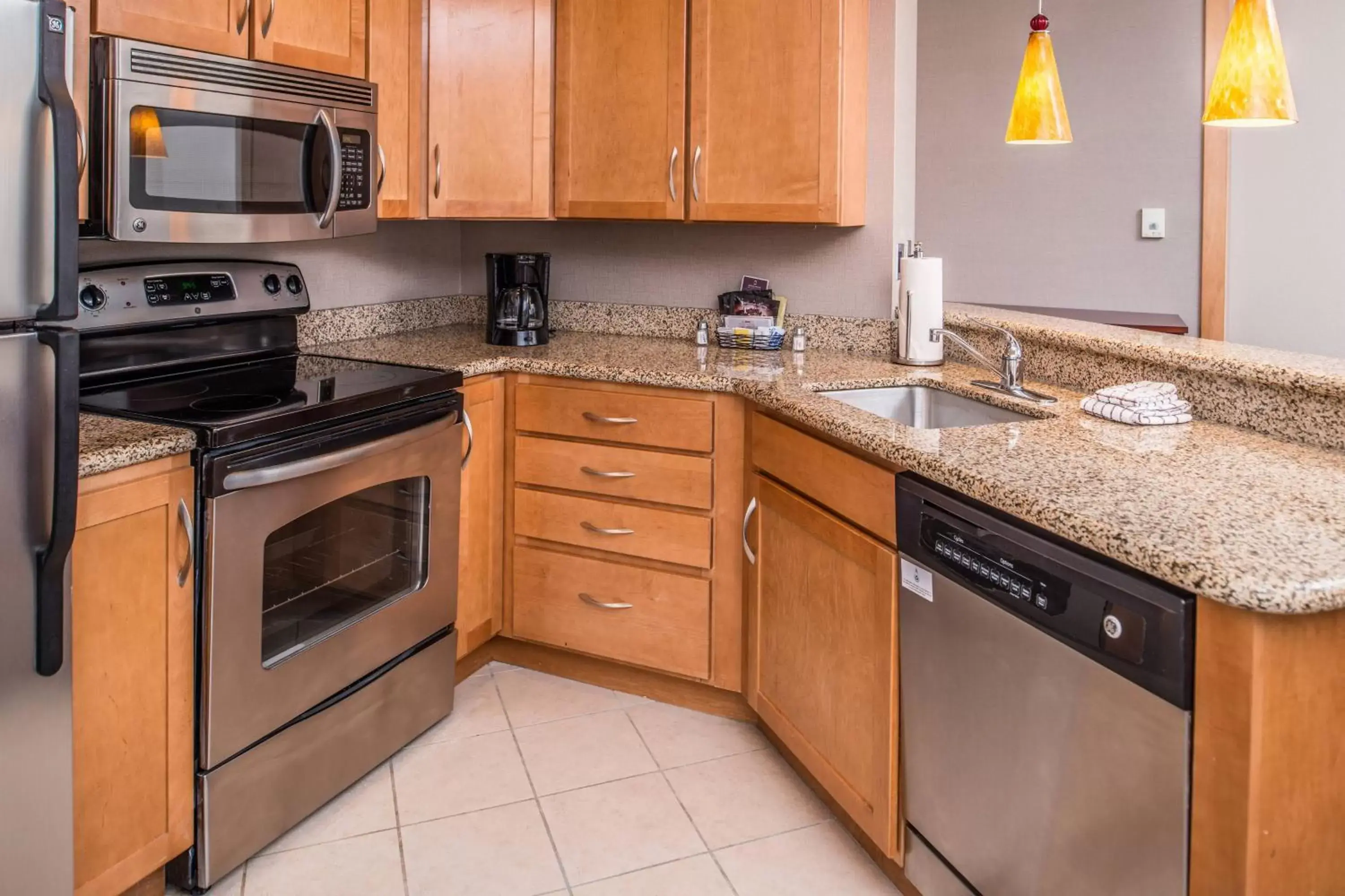 Bedroom, Kitchen/Kitchenette in Residence Inn Pittsburgh North Shore