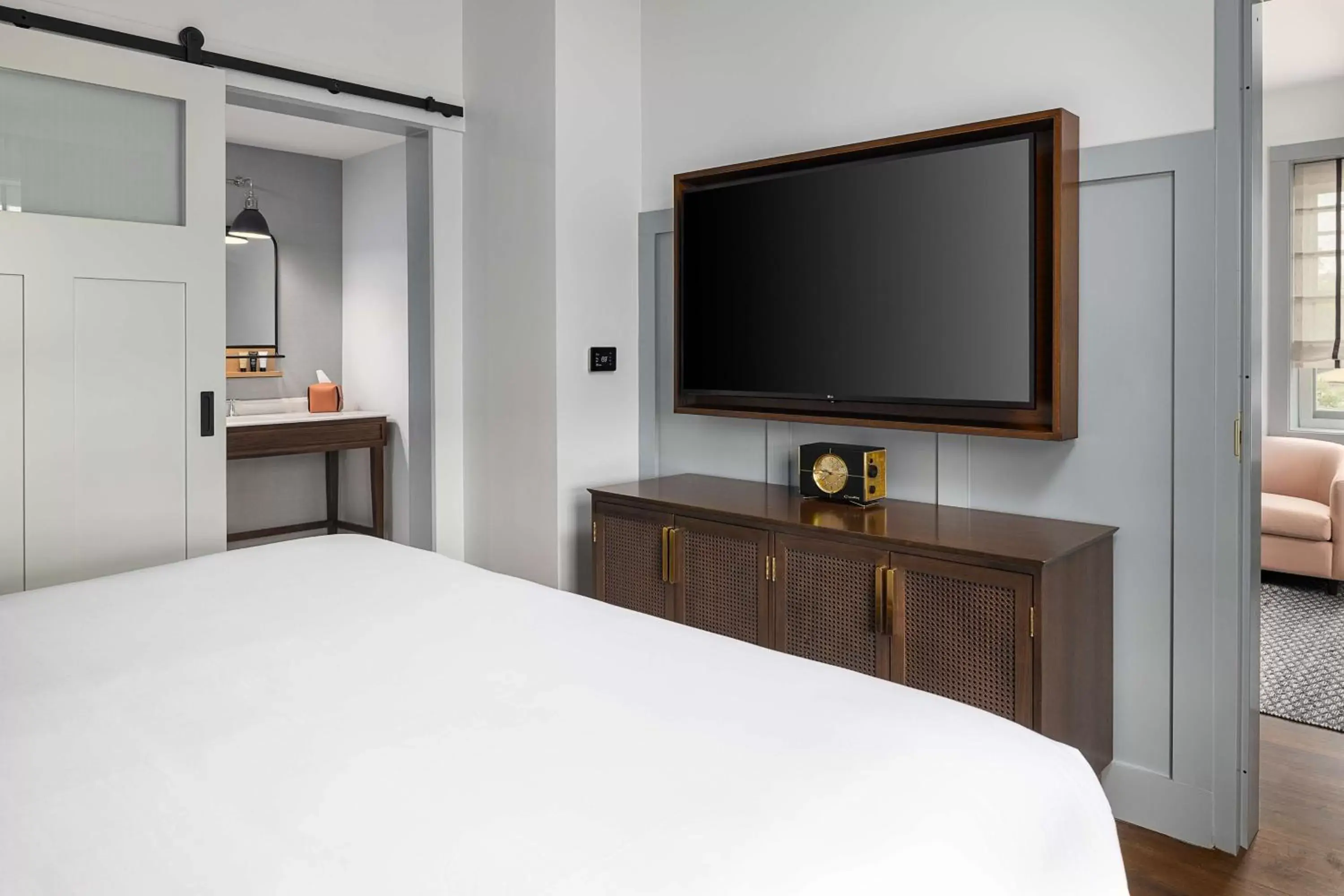 Bed, TV/Entertainment Center in Wylie Hotel Atlanta, Tapestry Collection by Hilton