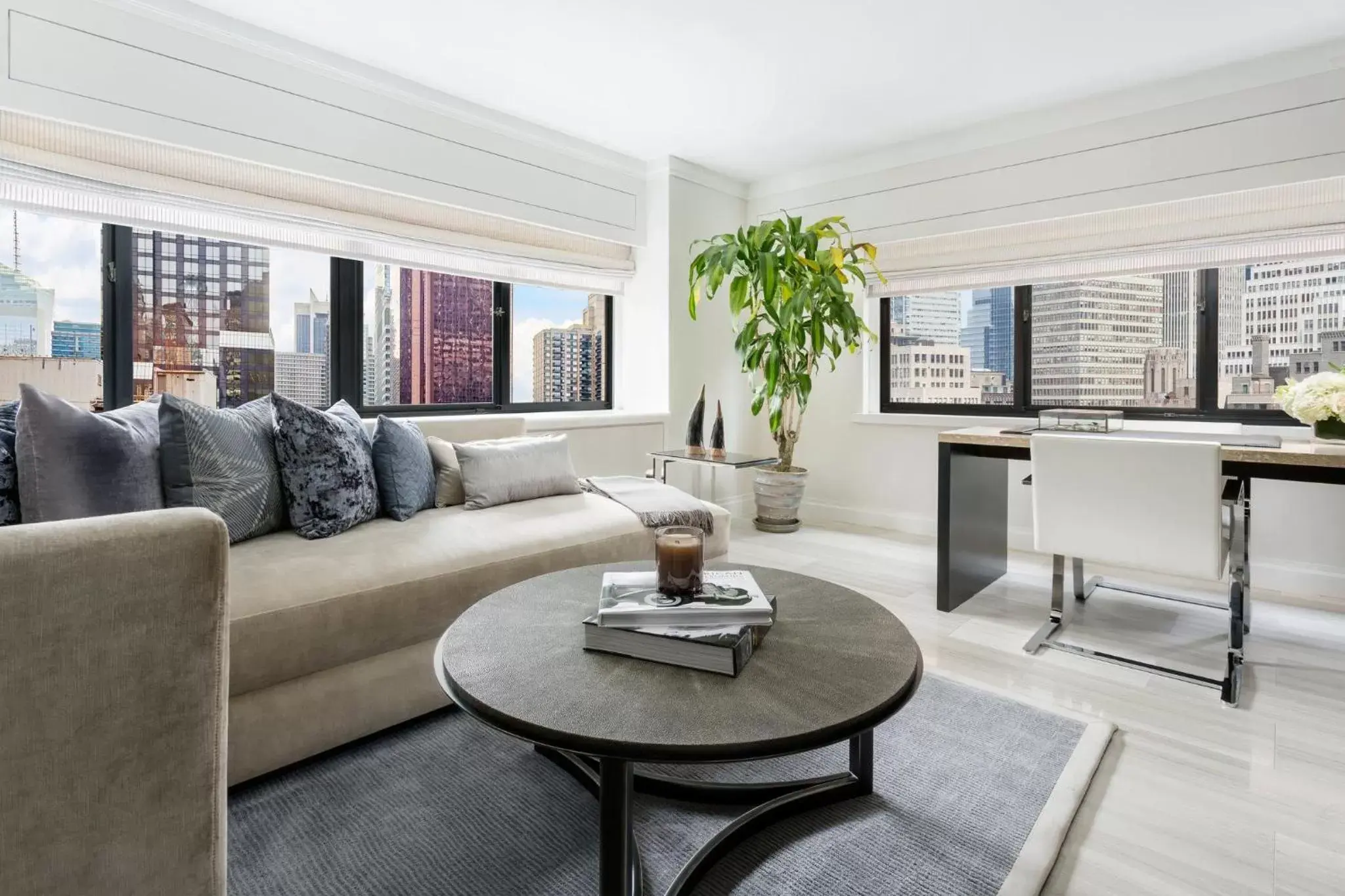 Photo of the whole room, Seating Area in The Manhattan at Times Square