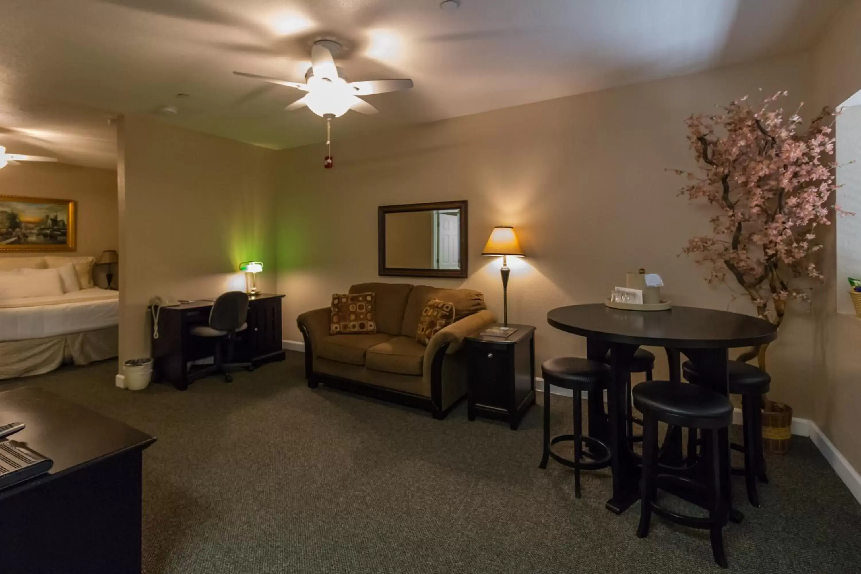 Photo of the whole room, Seating Area in Grass Valley Courtyard Suites