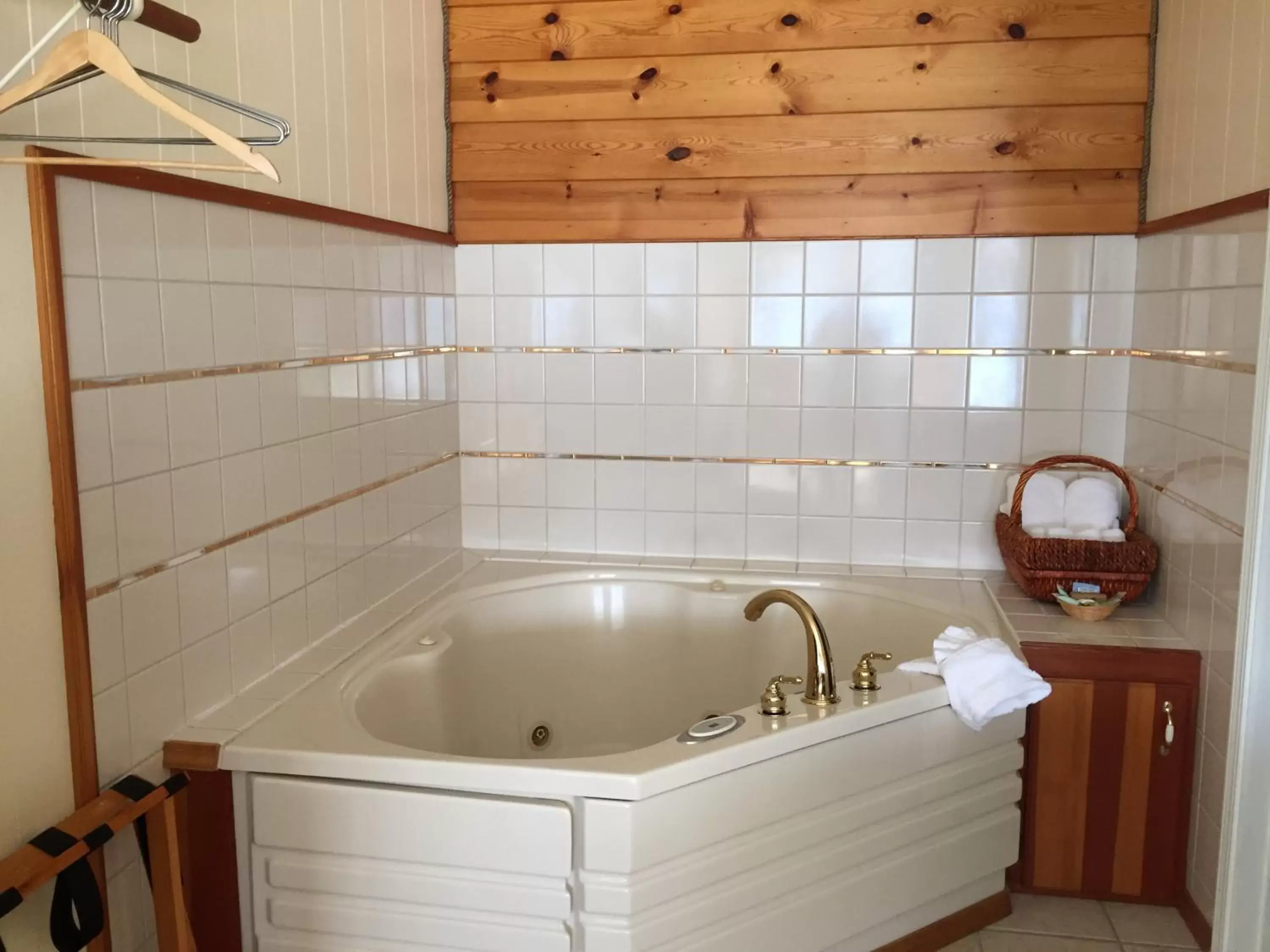 Hot Tub, Bathroom in Captain's Choice Motel