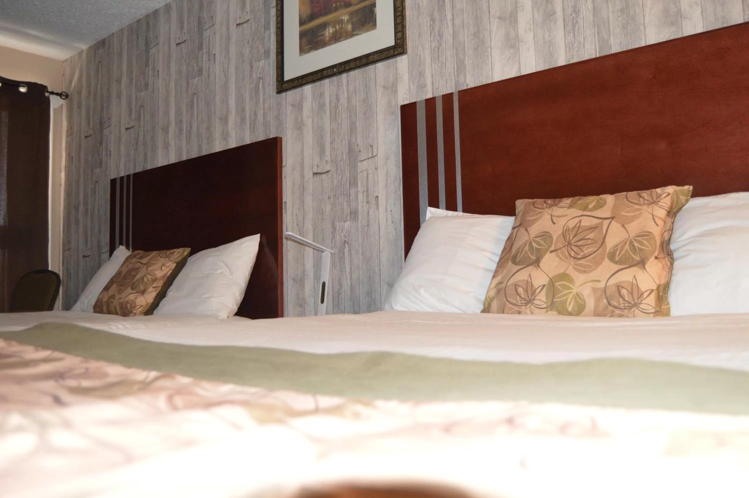 Bed in Wheel Inn Motel