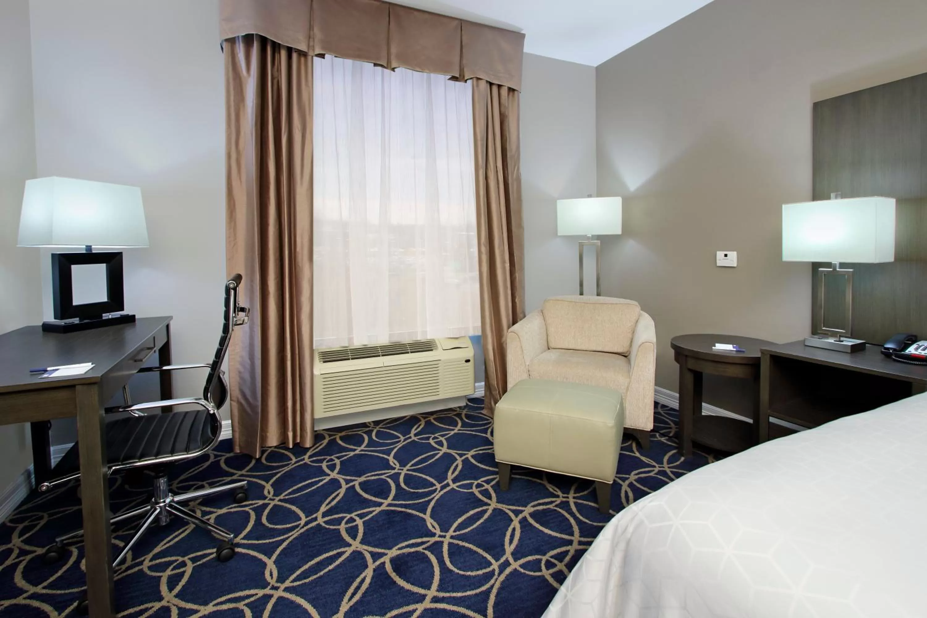 Photo of the whole room, Bed in Holiday Inn Express and Suites Houston North - IAH Area by IHG
